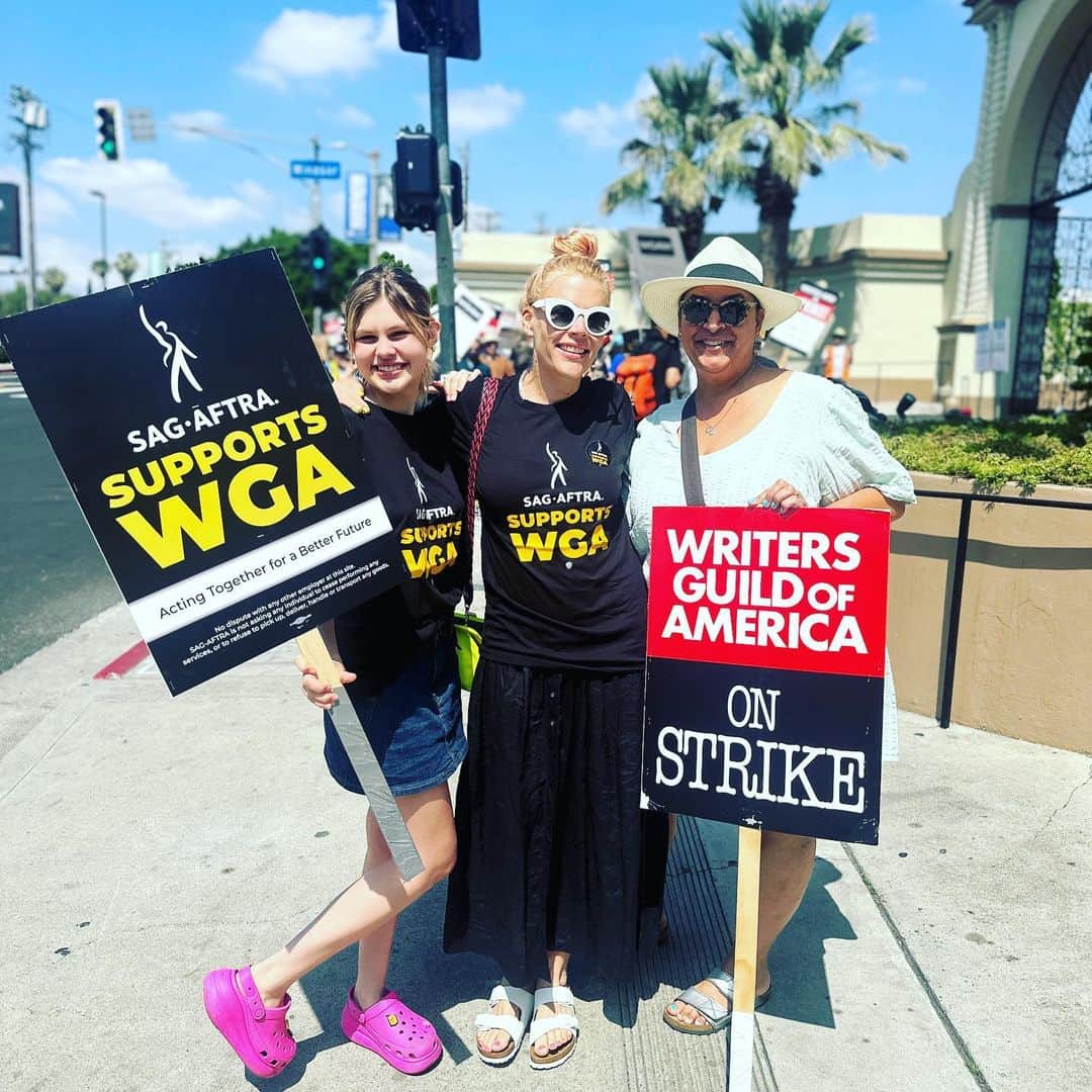 ビジー・フィリップスのインスタグラム：「Birdie and i hit up @picketlinekaraoke today to show our @sagaftra support for the @wgawest and @wgaeast ❤️ We(really Birdie) sang MEAN by taylor swift obvi and i ran into so many friends. Shoutout to Marc’s partner @babyhonkbeepbeep for keeping the karaoke going! WE ARE ALL READY FOR THIS STRIKE TO BE OVER and ready for a fair deal to be made!」
