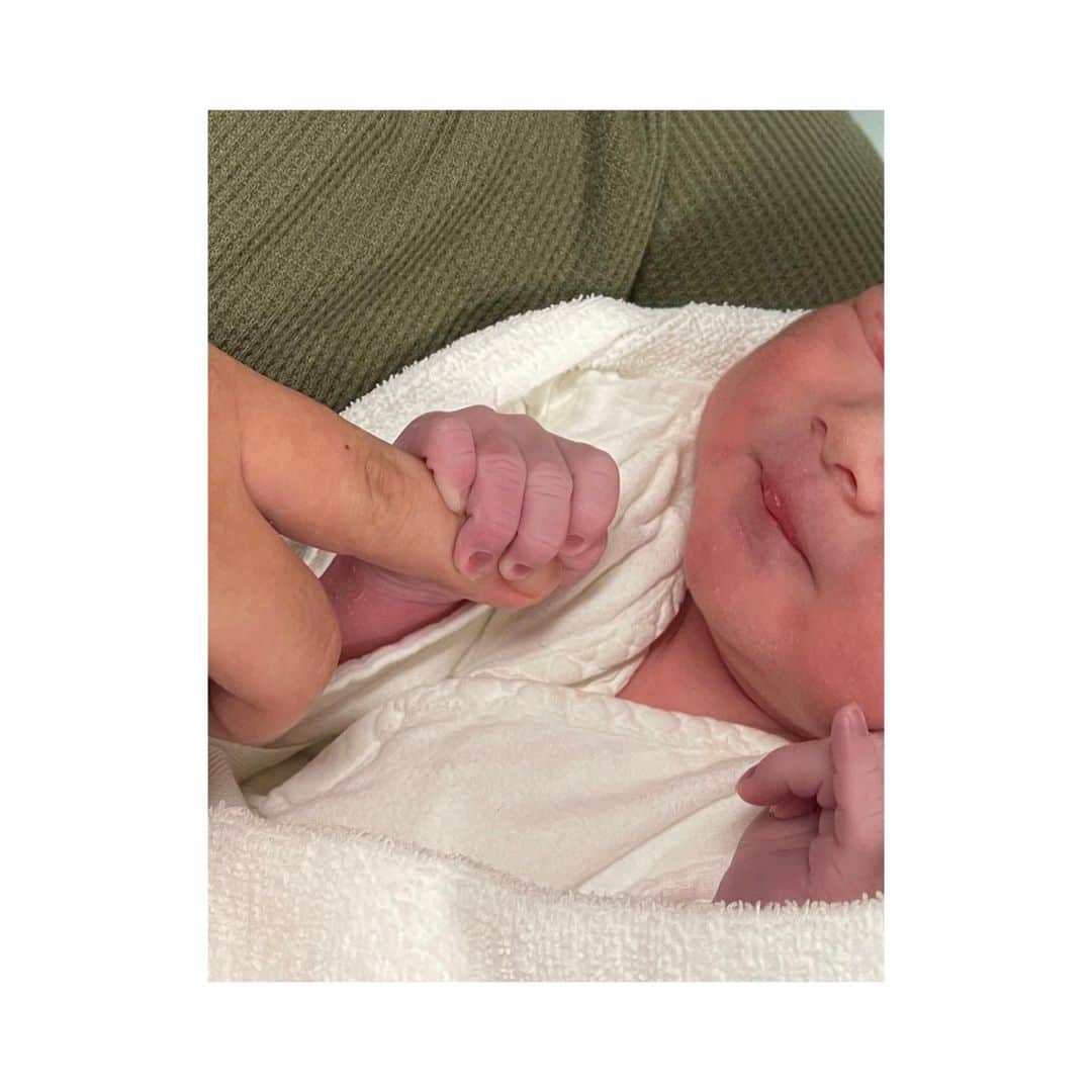 のインスタグラム：「とりあえずご報告です。  無事に元気な男の子を出産しました。👶🏼🍼  会場でもたくさんの方が気にしてくれていたみたいで本当に嬉しい限りです。 ありがとうございます☺️  落ち着いたらまた色々書きます！  ぱぱになった記念日おめでとう🥳笑 今週も引き続き頑張れ🫶🏼 @kuriryo_0320  #浮腫で指パンパンなのはふれないでください笑」