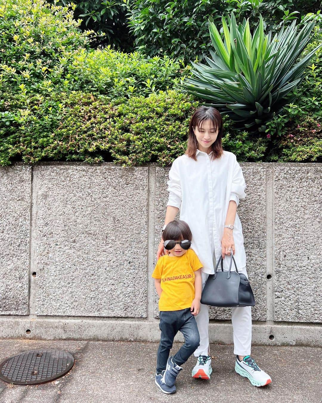 安田美沙子さんのインスタグラム写真 - (安田美沙子Instagram)「おはよう🌞  これから富山へ🚄  昨日の写真🤍 最近、次男はポージングしてくれます。  でも。。「ママみてみてー！ありさん！」   1日に何十回のみてみてー！  毎日発見があるって幸せだね☺️♥️  今日は、イベントでお待ちしてまーす！  行ってきます✨  #ootd #shirts @reedit_official  #pants @hereiam.official  #shoes @on_running  #bag  @therow #白コーデ #みさこファッション」6月24日 6時42分 - yasuda_misako