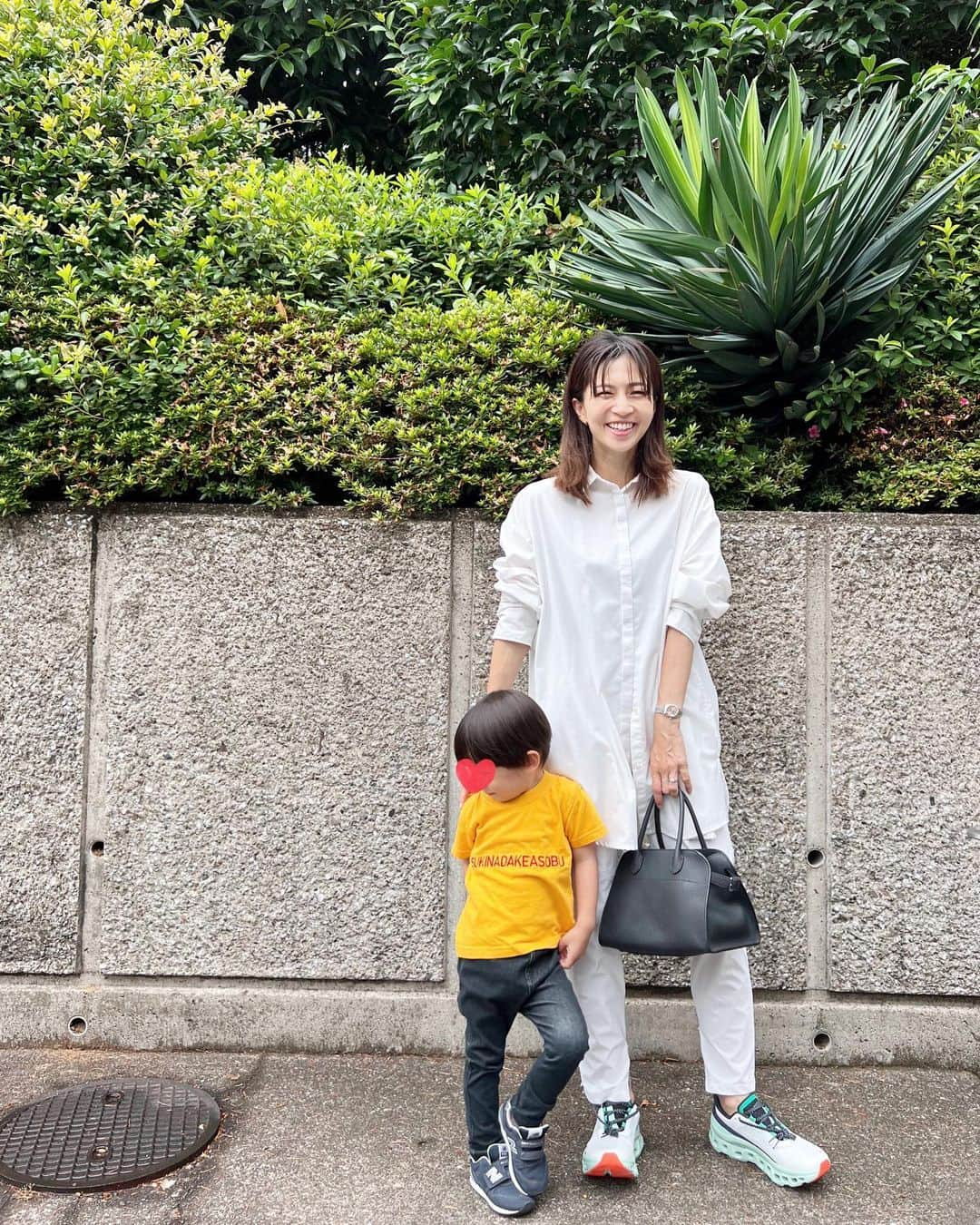 安田美沙子さんのインスタグラム写真 - (安田美沙子Instagram)「おはよう🌞  これから富山へ🚄  昨日の写真🤍 最近、次男はポージングしてくれます。  でも。。「ママみてみてー！ありさん！」   1日に何十回のみてみてー！  毎日発見があるって幸せだね☺️♥️  今日は、イベントでお待ちしてまーす！  行ってきます✨  #ootd #shirts @reedit_official  #pants @hereiam.official  #shoes @on_running  #bag  @therow #白コーデ #みさこファッション」6月24日 6時42分 - yasuda_misako