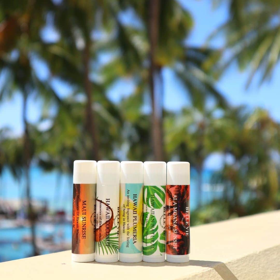 Belle Vie Hawaiiさんのインスタグラム写真 - (Belle Vie HawaiiInstagram)「Hawaiian Fragrance Line Lip Balm ハワイの香りのリップバーム🌴  シアバターやアロエベラ、カカオバターなど 植物の恵みをたっぷり配合、 硬すぎず柔らかすぎない絶妙なテクスチャーで ベタつかずなめらかに馴染み、 唇をしっかり保湿してくれる優れもの🌿  大好きなハワイを思わせるフレーバーが、心まで潤してくれそうです😘  まとめ買いして、バラまきハワイ土産にしてもGOOD👍  ＼プロポリス10%OFFセール／ WEB本日最終日‼️ クーポンコード: PPBEE2 セール期間: 6月24日（土）まで ※WEB本日最終日/店頭明日まで ※WEB注文は上記クーポン使用で割引適用  店頭営業時間: 10am-8pm 無休 上記以外にも店頭だけのお買い得商品多数あり💓 詳しくは店頭でお尋ねください  Open Daily 10am-8pm Instagram in English @belleviehawaii.en   #lipbalm  #belleviehawaii  #リップバーム  #リップクリーム  #ハワイの香り  #乾燥対策  #プルメリアの香り  #メイドインハワイ  #ハワイ土産  #ベルヴィー」6月24日 6時35分 - belleviehawaii