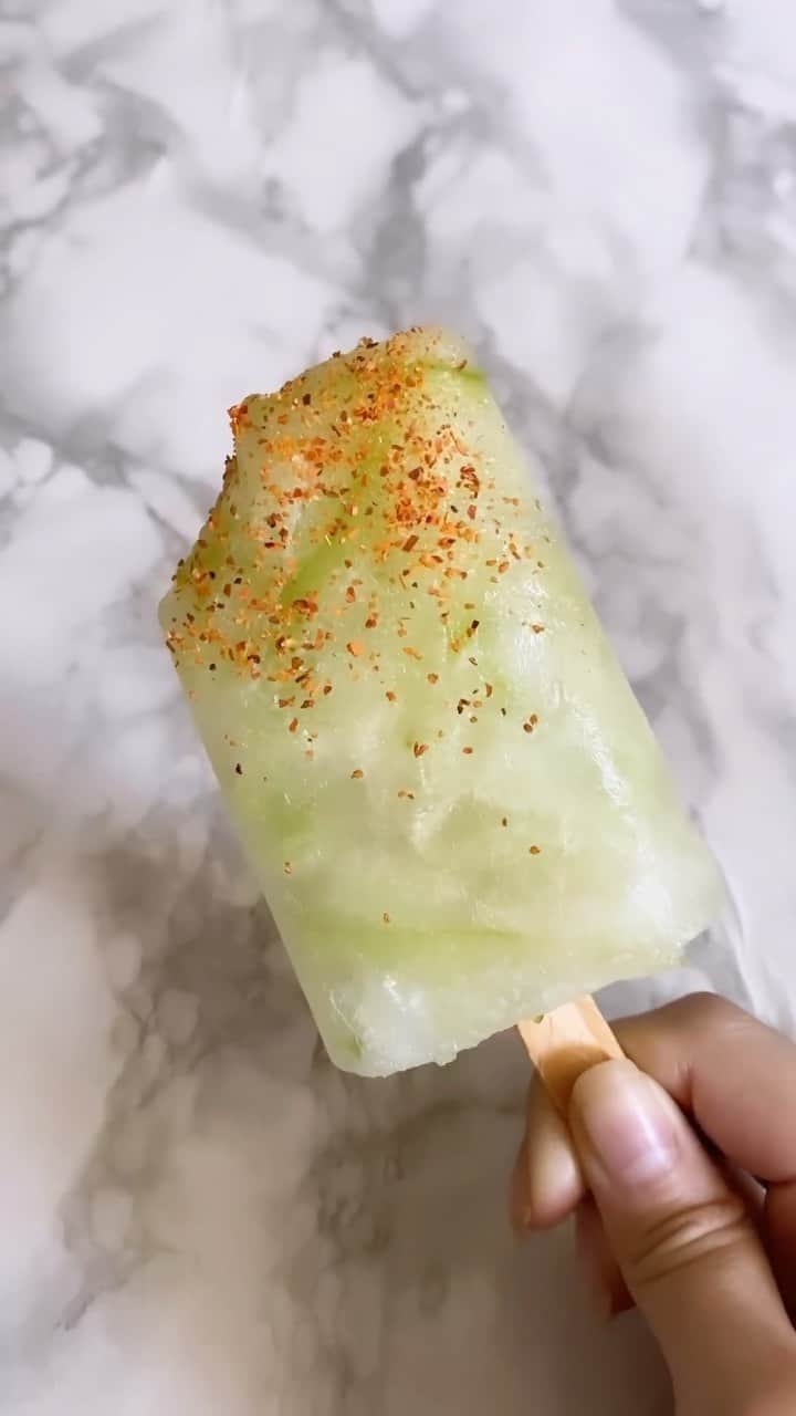 ミランダ・イバネスのインスタグラム：「Receta de paletas súper facilitas pa la calor con @bacardimx Limón Verde! 🍋🍧✨  #SigueTuRitmo #DoWhatMovesYou」