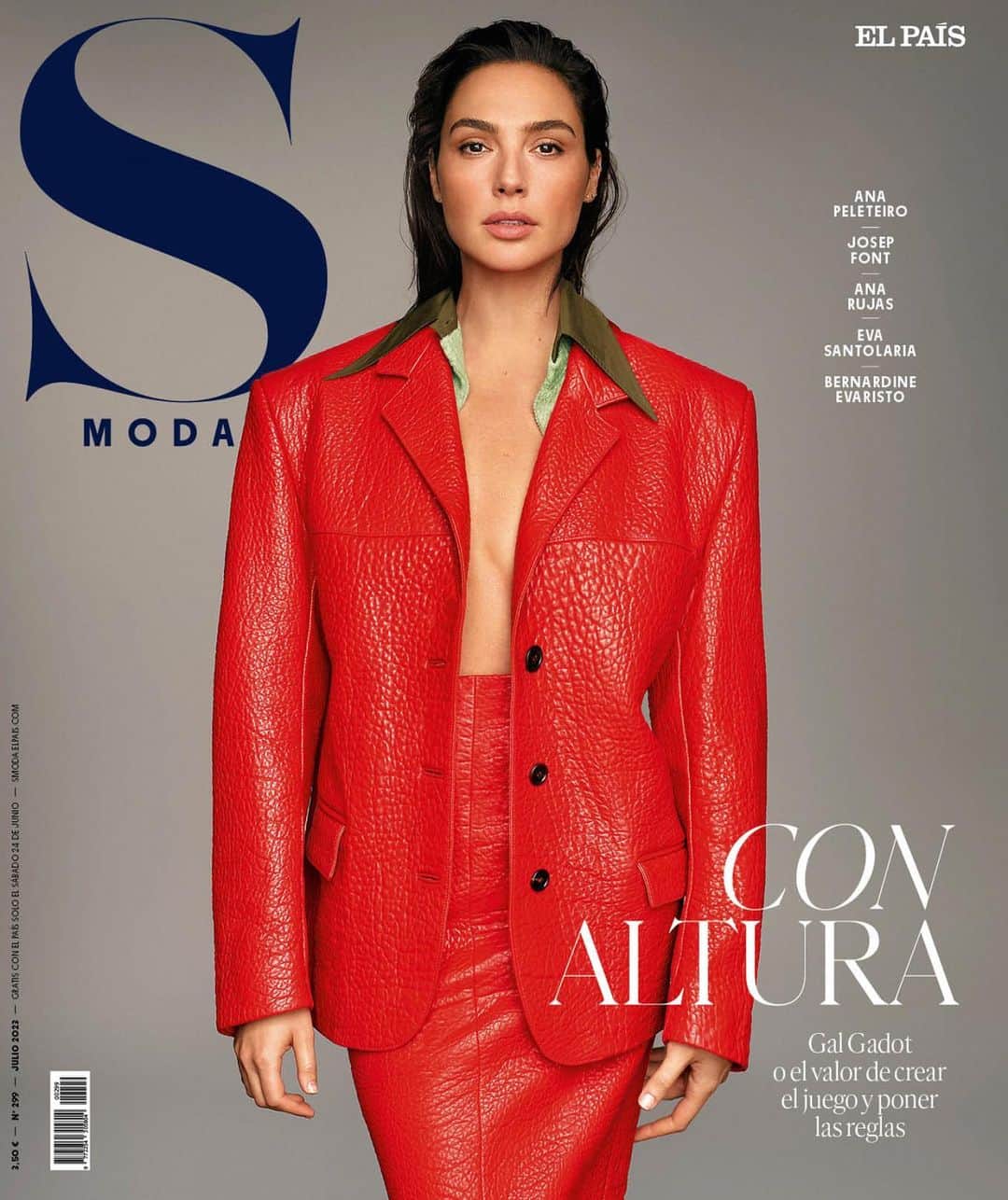 ガル・ガドットのインスタグラム：「Thanks for having me @s_moda 🖤  Photographer: @thomaswhiteside  Styling: @karlawelchstylist assisted by @gracewrightsell  Makeup: @sabrinabmakeup  Hairstylist: @renatocampora  Manicure: @nailsbyshige」