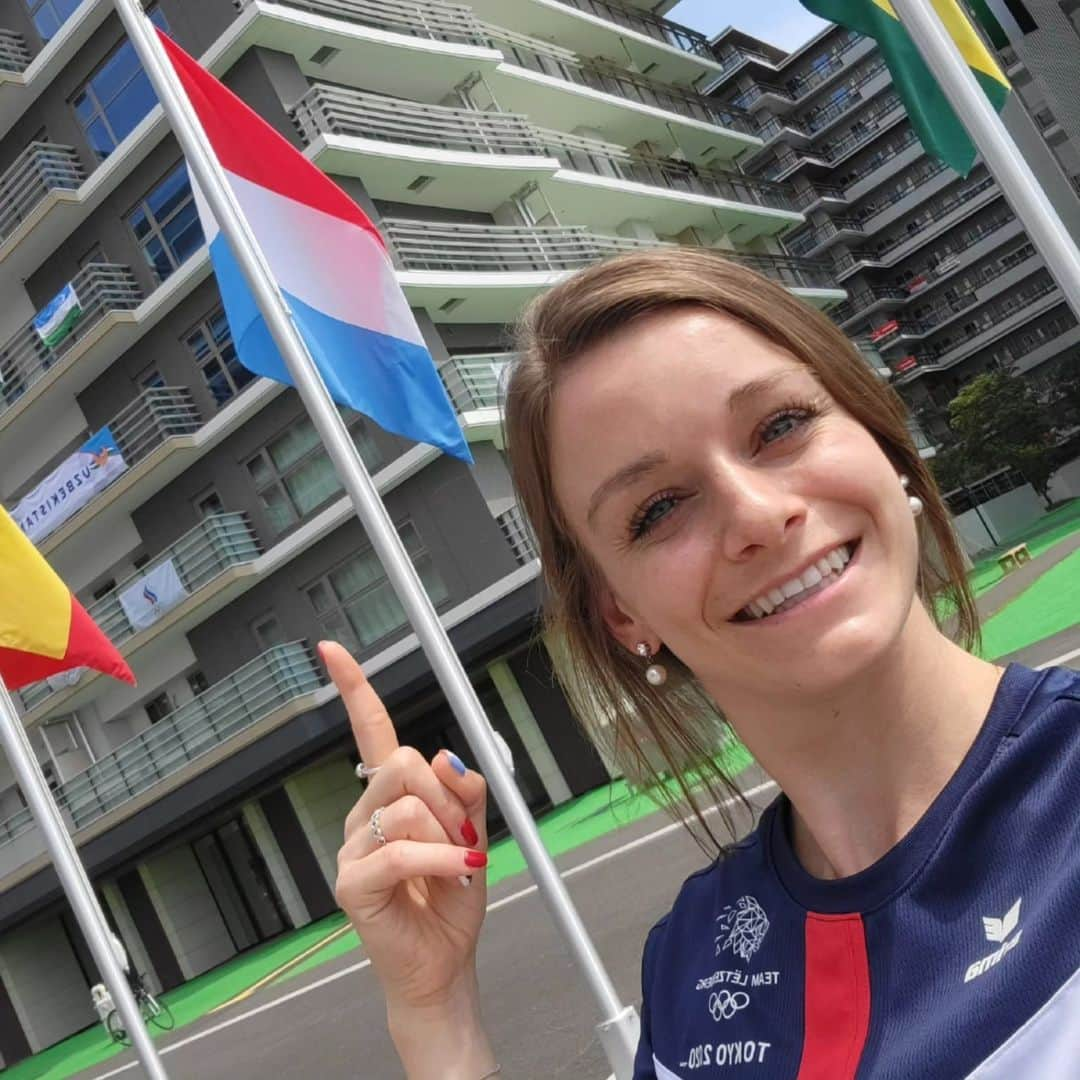 DE NUTTE Sarahのインスタグラム：「Happy National Day AND International Olympic Day 🇱🇺🤗  Today was a good day, as I managed to win my first match at the European Games 💪🏽 next one will be tomorrow at 12:00 🏓  LET'S GOOO 💪🏽🇱🇺🏓  @teamletzebuerg」