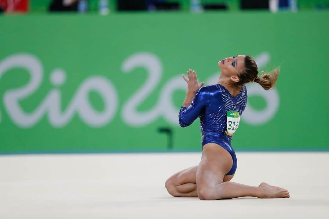 ジャジ・バルボサのインスタグラム：「Happy Olympic Day  • • • 💙🖤❤️   💛💚 • • • @timeflamengo  @timebrasil  @cbginastica  @team_amma」