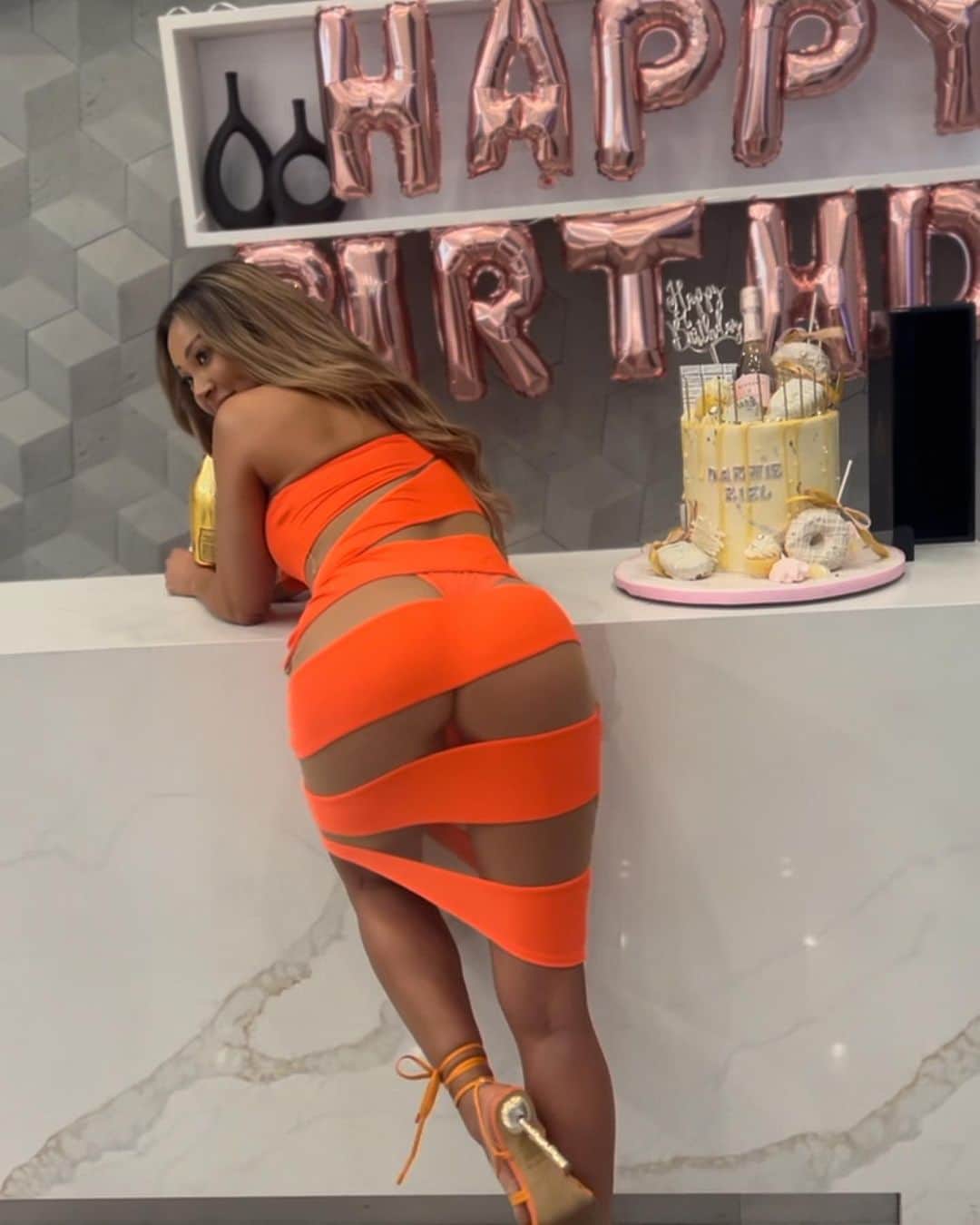 ダニー・リエルのインスタグラム：「I haven’t been honest with you.. swipe🧡」