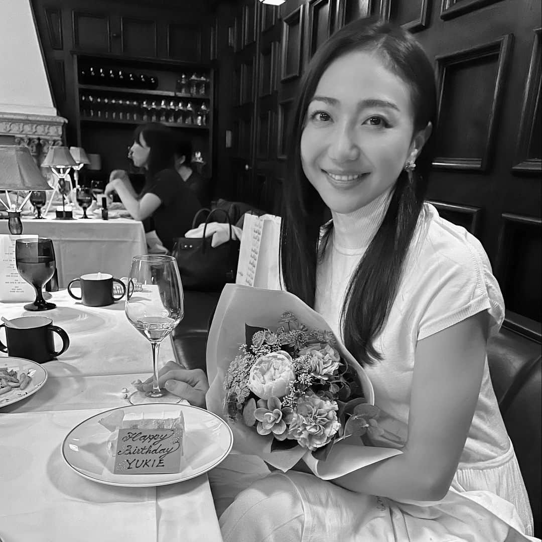 のインスタグラム：「お誕生日🎂でした🤍  お誕生日はやっぱり嬉しいです☺︎  沢山の大切な、大好きな人達に囲まれて生きている事に感謝  ケーキのろうそくは2秒くらいは拝めました🎂🙏  #秒で消されたろうそく」