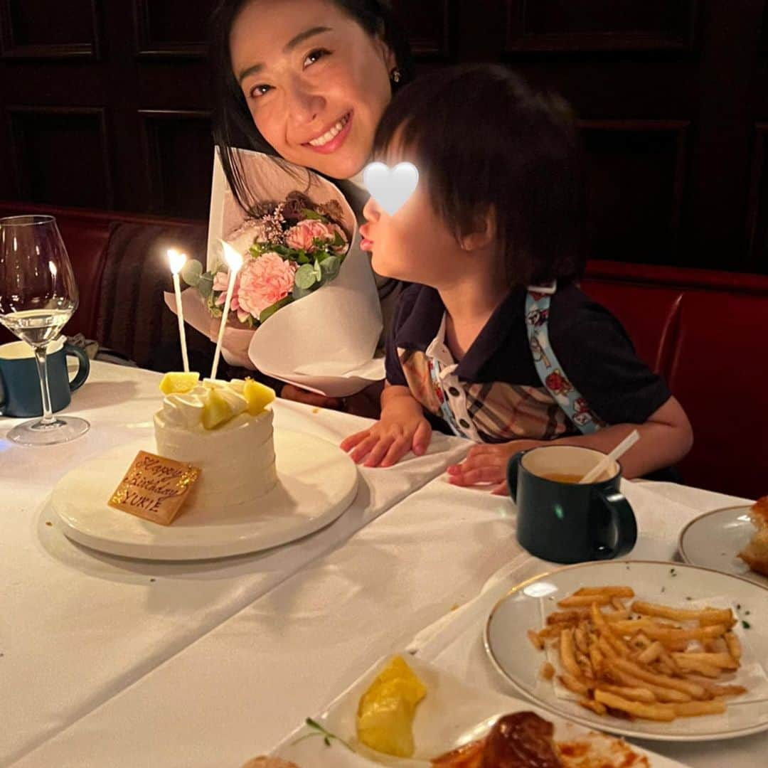 透水さらささんのインスタグラム写真 - (透水さらさInstagram)「お誕生日🎂でした🤍  お誕生日はやっぱり嬉しいです☺︎  沢山の大切な、大好きな人達に囲まれて生きている事に感謝  ケーキのろうそくは2秒くらいは拝めました🎂🙏  #秒で消されたろうそく」6月24日 6時58分 - sarasarasarasa0623