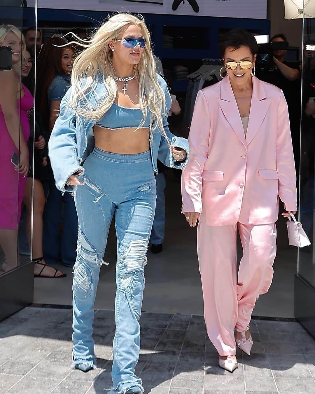 Just Jaredさんのインスタグラム写真 - (Just JaredInstagram)「Khloe Kardashian is channeling '00s-era pop stars in all-over denim at her Good American store in Santa Monica today. She was joined by mom Kris Jenner. We've got even more pics of her look over at JustJared.com! #KhloeKardashian #KrisJenner Photos: Backgrid」6月24日 7時08分 - justjared