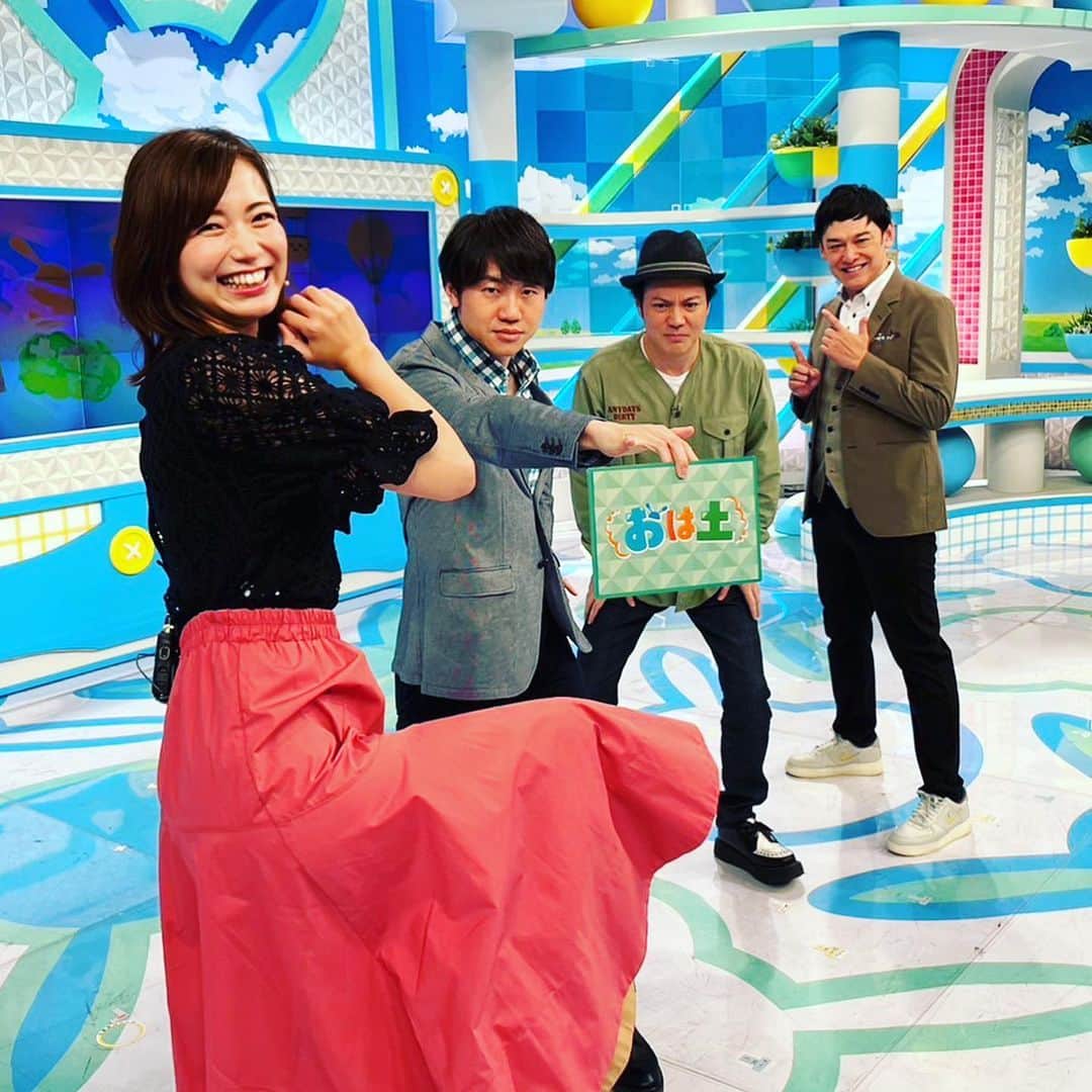 朝日放送「おはよう朝日土曜日です」のインスタグラム：「おは土始まりました😊 まずまずのお出かけ日和！☀️けど蒸し暑い！💦  #おは土#おはよう朝日土曜日です#ABCテレビ #シャンプーハット#恋さん#てつじ #北村真平#斎藤真美#ABCアナウンサー #佐藤悠#気象予報士」