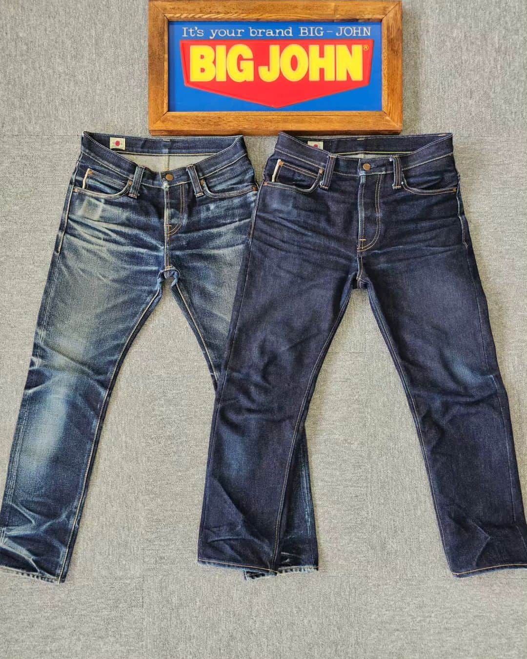 のインスタグラム：「スタッフのRARE LOVEです。 M104G(23oz Regular Straight) 23,000円(税込25,300円)、30in穿き込み85日目。 今回で23oz 4着目の穿き込みとなります。  左:M106G(23oz) 29in 366日着用保管中 右:M104G(23oz) 30in 本日85日着用  🌟M106G  29in  366日　保管中🌟 2019.3.1～2020.2.29  着用前日水洗い→3か月後水洗い→4か月後水洗い→5か月後水洗い後保管　　全て10分間.天日干し  ❇️M104G(Regular Straight)  30in 85日目❇️ 着用前日までに水洗い10分間　天日干し→裾上げ 2023.4.1～  ◽️A pioneer in Japanese Jeans   -BIG JOHN-    from KOJIMA to the world ◽️  RARE LOVE (staff)  Thank you for checking our posts 🙏  LEFT:  M106G (23oz) 29in 〈Day366 and now during storage〉  RIGHT: M104G(23oz) 30in 〈Day 85〉   #bigjohnjeans#deim#denimhead #23oz#穿き込み#23オンス#denimfades#rawdenim#selvage#selvagedenim　#ヘビーオンス#国産ジーンズ#児島ジーンズ　#Japanesedenim #kojima#ビッグジョン#denimstyle #ビッグジョンジーンズ#デニム#国産#denimjeans#児島#365daysoffade #エイジング#経年変化#レアジーンズ#drydenim#japandenim#denimlovers#denimporn」