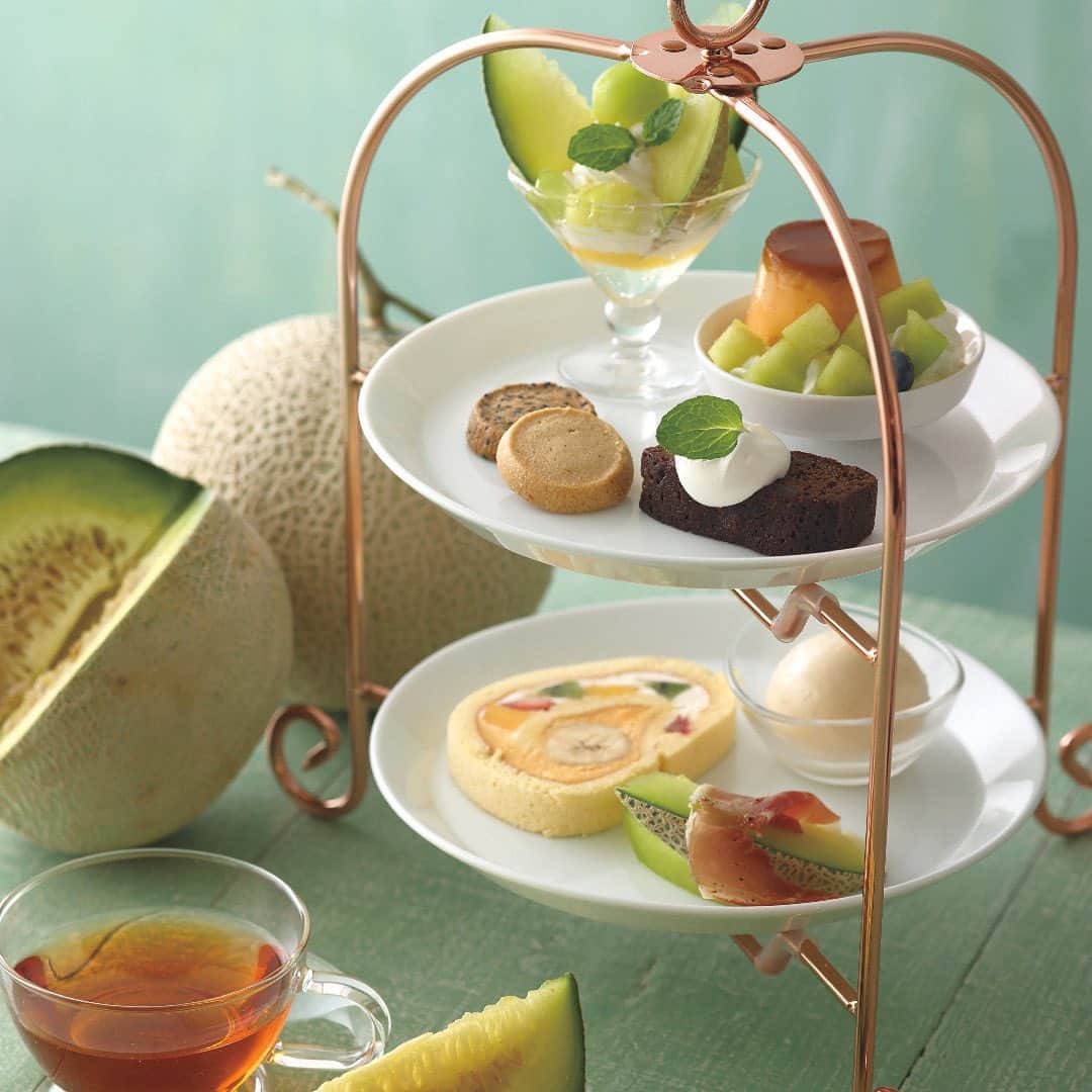 KIHACHI公式Instagramさんのインスタグラム写真 - (KIHACHI公式InstagramInstagram)「. 【キハチ カフェ】  🍈季節の Afternoon Tea Set    キハチ カフェでは、旬のフレッシュメロンを4種のスイーツで提案する「メロンスイーツフェア！」を、2023年5月16日～7月18日の期間限定で開催中です。  写真は「KIHACHIのダブルメロンパイ」です。  季節のスイーツと KIHACHI の定番スイーツを一度に味わえるアフタヌーンティーセット。メロンがいちばん美味しい季節だけお楽しみいただける「KIHACHI のダブルメロンパイ」がフルサイズで楽しめ る KIHACHI のパイスペシャルもご用意しました。  キハチ カフェで、優雅なひとときをお過ごしください。    MENU  ・メロンのミニパフェ  ・メロンのプリン・ア・ラ・モード  ・ブラウニー  ・クッキー2 種（黒胡麻・バニラ）  ・キハチトライフルロール®（ハーフサイズ）    ・バニラアイス  ・生ハムメロン    ＜KIHACHI のパイスペシャル＞  キハチトライフルロール®（ハーフサイズ）と生ハムメロンに代わって、「KIHACHI のダブルメロンパイ」がフルサイズでお楽しみいただけるスペシャルバージョンです。メロンが美味しい季節に、メロンスイーツとともにティータイムをお楽しみください。    ■価 格：2,640 円　コーヒーまたは紅茶付き  ※KIHACHI のパイスペシャル 3,520円    ■販売期間：2023年5月16日～7月18日　※14:00～数量限定（予約不要／1 名様より）    ■取り扱い店舗  日比谷シャンテ  アトレ浦和  東急百貨店たまプラーザ店  福岡三越  セントシティ  福屋八丁堀本店  名鉄百貨店本店   #KIHACHI #キハチ #KIHACHICAFE #キハチカフェ  #キハチのパイシリーズ #KIHACHIのパイシリーズ #KIHACHIのダブルメロンパイ #ナポレオンパイ #ミルフィーユ #メロンパイ  #ダブルメロンパフェ #メロンパフェ #メロンクレープ #メロンのショートケーキ #メロンクレープアラモード #アラモード #ダブルメロンパイ  #メロン活 #メロン好き #メロンスイーツ  #メロンのアフタヌーンティー #メロンアフタヌーンティー #ヌン活  #キハチカフェ日比谷シャンテ  #キハチカフェアトレ浦和  #キハチカフェ東急百貨店たまプラーザ店  #キハチカフェ福岡三越  #キハチカフェ福屋八丁堀本店  #キハチカフェ名鉄百貨店本店  #キハチカフェセントシティ」6月24日 7時10分 - kihachi_official