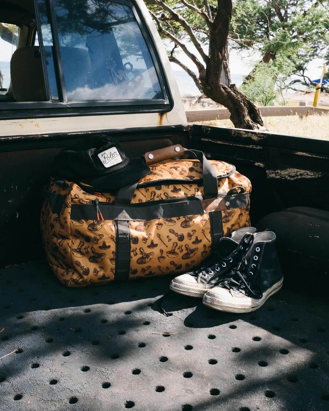 Poler Outdoor Stuffさんのインスタグラム写真 - (Poler Outdoor StuffInstagram)「The Elevated Duffle is conveniently carryon size & packs your essentials for any excursion   Let this bag do the heavy lifting so you can focus on the adventure ahead   #campvibes」6月24日 7時12分 - polerstuff