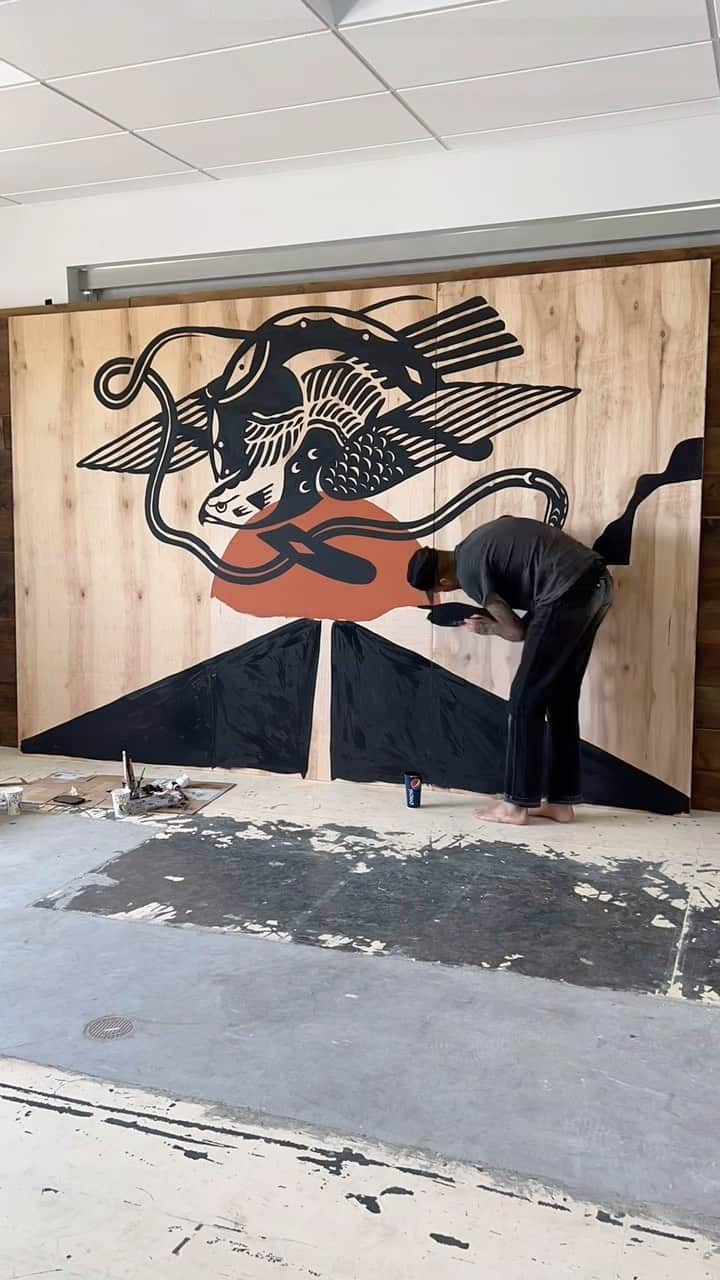 ブリクストンのインスタグラム：「Artist @jessmudgett in the process of painting our custom photo booth backdrop for tonight’s premiere. Roll on through.」