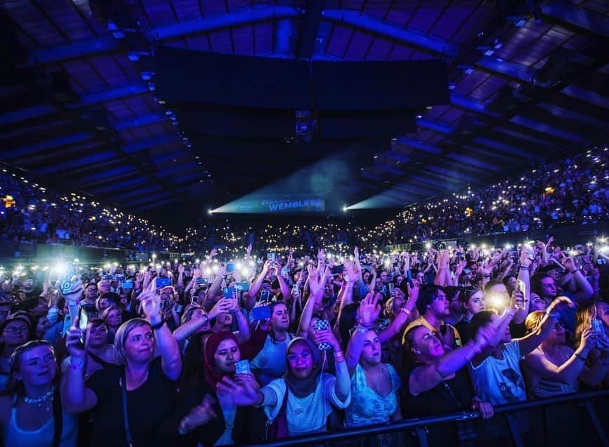 ライアン・テダーさんのインスタグラム写真 - (ライアン・テダーInstagram)「L O N D O N.  #Wembley #ovoarenawembley -  I love this city & country so much it’s crazy. ❤️❤️. Thank u for always showing up 🇬🇧🇬🇧🇬🇧🇬🇧🇬🇧🇬🇧🇬🇧🇬🇧🇬🇧🇬🇧🇬🇧」6月24日 7時20分 - ryantedder