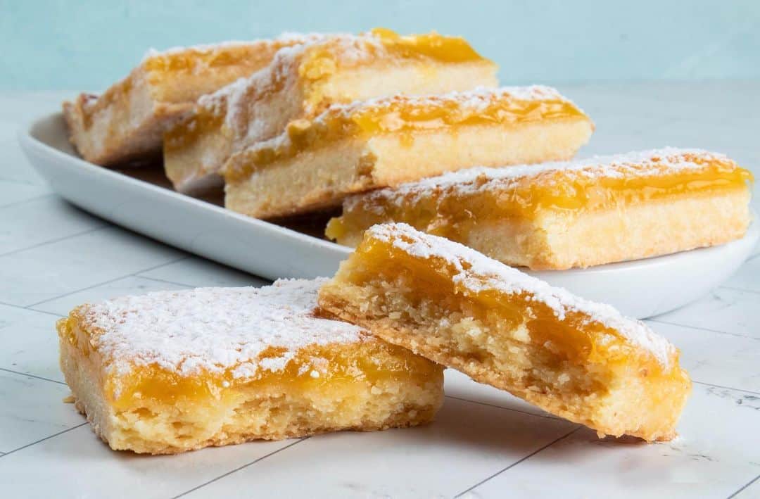 Zippy's Restaurantsのインスタグラム：「A homemade buttery crust topped with a refreshing lemon curd our Lemon Bars are #winnahz. 🍋」