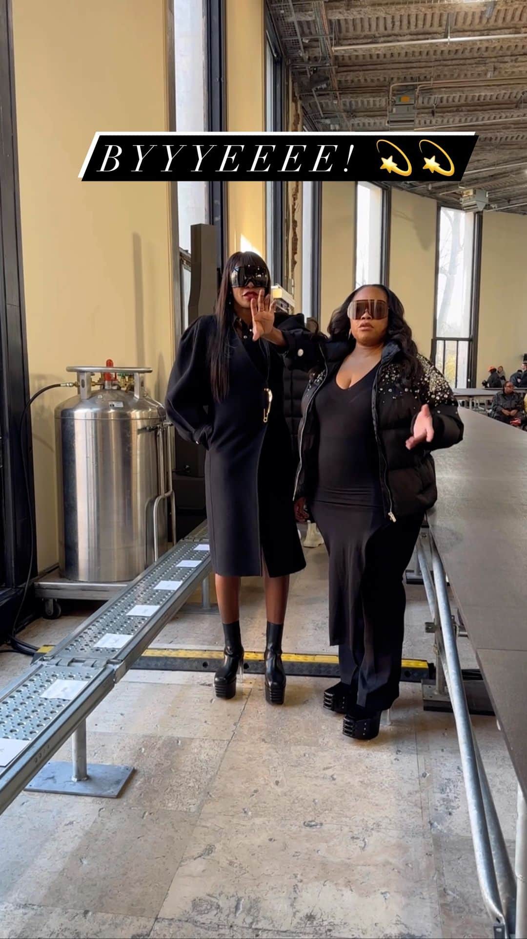ビーナス・ウィリアムズのインスタグラム：「#flashbackfriday to #parisfashionweek with my sis @ladyisha01  I missed being at @pharrell debut of the @louisvuitton men’s collection this week so I am reminiscing on all our good times in paris 💜💜💜」