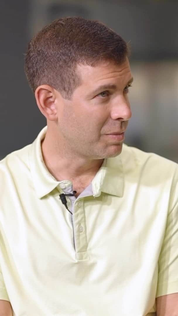 ボストン・セルティックスのインスタグラム：「bonus pod episode alert 🚨🎙️ Brad Stevens sat down for a special episode of View From The Rafters to talk everything @kporzee and more after a wild 48 hours.」