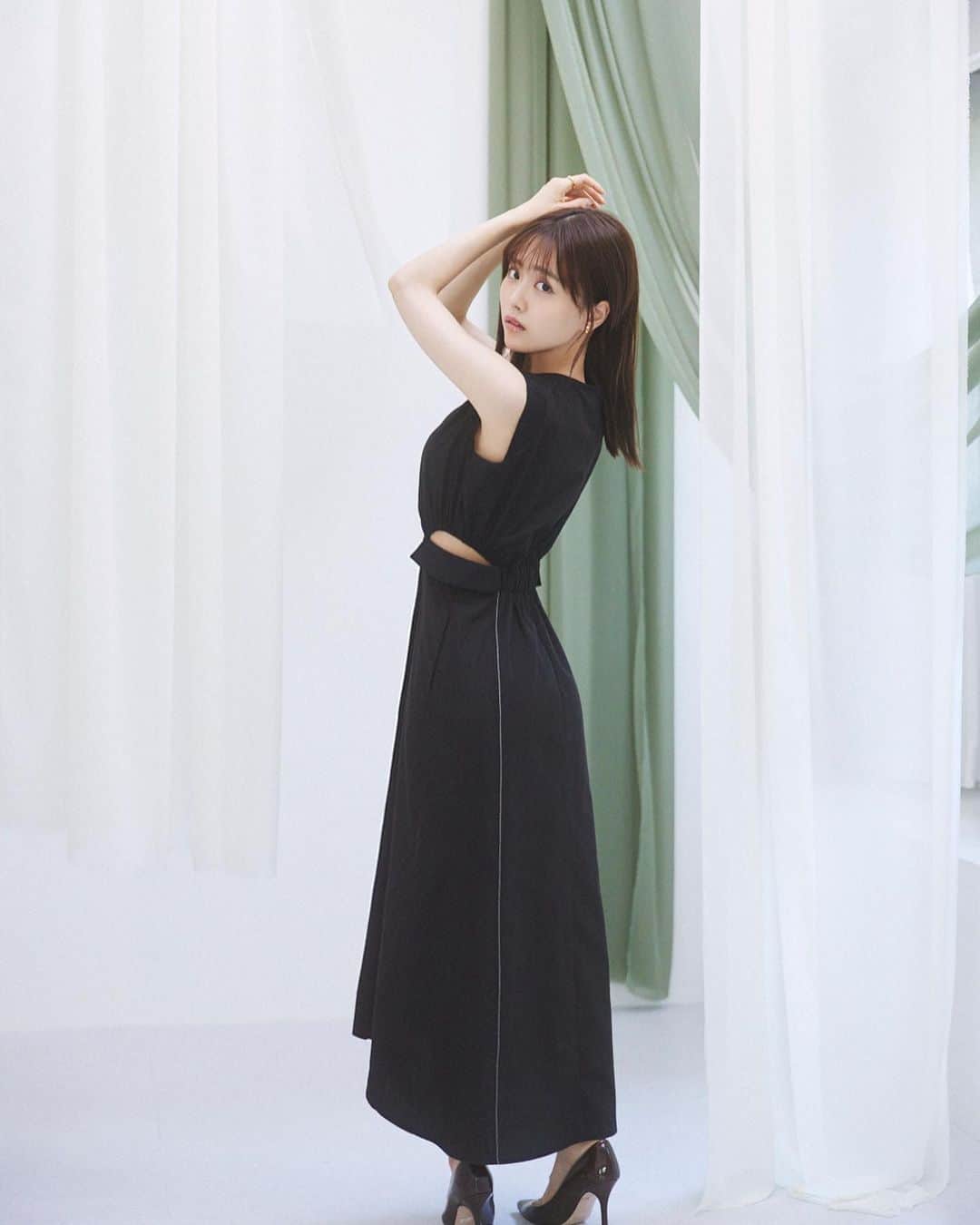 のインスタグラム：「【本日12:30- 新発売】  昨年のSSコレクションて人気を博し、わずか1分で完売したサイドオープンワンピースの一年越しの復刻が決定。 昨年最も人気だったブラックに加え、新色のライトベージュとマスタードが新発売。  本日、6月24日(土)12:30より数量限定にて販売いたします。  多数のお問い合わせをいただいている待望の再入荷となりますのでどうぞお見逃しなく✴︎  --------  【6月24日(土)12:30 新発売】 Belt Set Lantern Sleeve Dress Beige / Charcoal / Brown  【Rearrival】Side Open Flap Stitch Dress Black / Light Beige / Mustard」