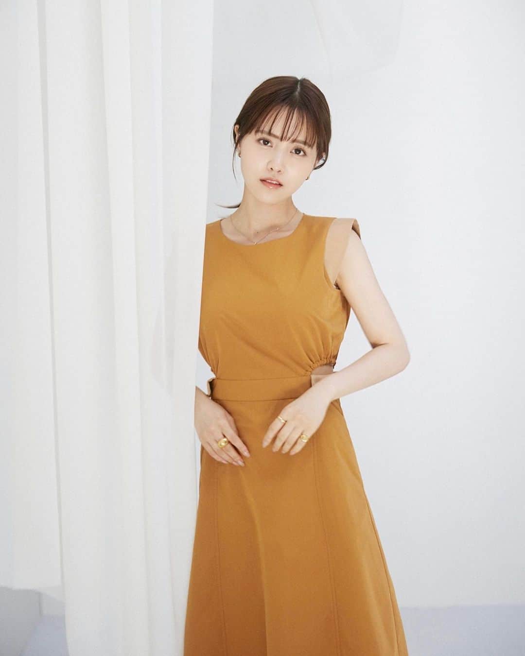 のインスタグラム：「【本日12:30- 新発売】  昨年のSSコレクションて人気を博し、わずか1分で完売したサイドオープンワンピースの一年越しの復刻が決定。 昨年最も人気だったブラックに加え、新色のライトベージュとマスタードが新発売。  本日、6月24日(土)12:30より数量限定にて販売いたします。  多数のお問い合わせをいただいている待望の再入荷となりますのでどうぞお見逃しなく✴︎  --------  【6月24日(土)12:30 新発売】 Belt Set Lantern Sleeve Dress Beige / Charcoal / Brown  【Rearrival】Side Open Flap Stitch Dress Black / Light Beige / Mustard」
