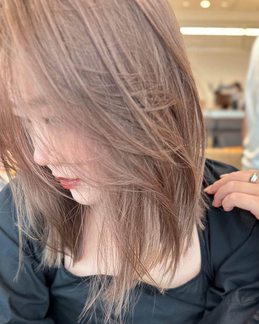 松原加奈恵のインスタグラム：「ブリーチばりばりのbeige color🌻  結局これが可愛いし、好き🫶🏻🫶🏻🫶🏻  産休前に来てくれて、サンキュー。  #ベージュカラー #ブリーチカラー #美容師は髪の履歴が複雑」
