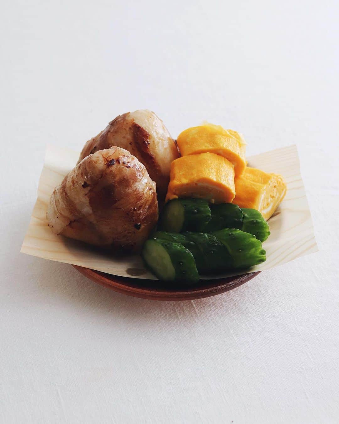 樋口正樹のインスタグラム：「Today's breakfast 🍙 . 今朝は肉巻き昆布おにぎりと 卵焼きとキュウリのぬか漬け。 . . . #肉巻きおにぎり #卵焼き #キュウリのぬか漬け #onigiri #japanesebreakfast」