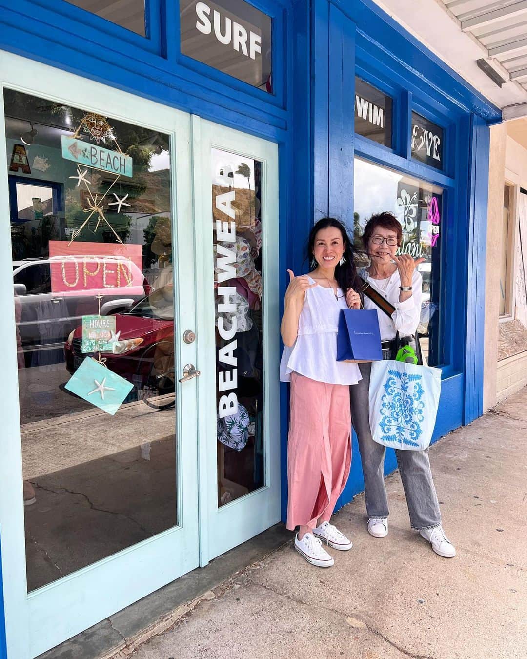Pualani Hawaii Beachwearのインスタグラム：「素敵なご家族がいらしてくださいました🌈 ご来店ありがとうございました🥰  素敵なハワイ時間をお過ごしください🌺  #hawaii#ハワイ#ハワイライフ#ハワイ旅行 #ハワイ観光#ハワイ土産 #モンサラット#モンサラットアベニュー #ハワイの水着#水着#ハワイの思い出」