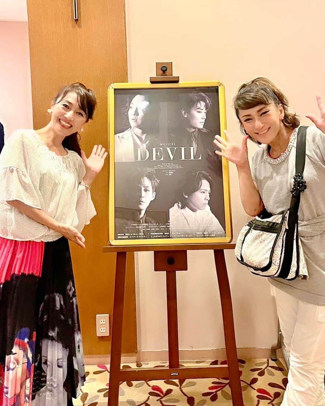 永倉由季さんのインスタグラム写真 - (永倉由季Instagram)「. . ⁡ 【ミュージカル『DEVIL』(デビル)】 ⁡ 毎日 大好きな舞台三昧✨ 　　　　　　　　　　　 　　　　　　　　　　　 「歌で魂を奪われる」ほどの 舞台を観た。 ⁡ 　　　　　　　　　　　　　　　　　　 しかもカーテンコールが 撮影OK日という貴重な日😭✨   ( 撮影動画アリ✨) 　　　　　 _____________________ ⁡ 　　　　　　　　　 夜からは ミュージカル『DEVIL』を観劇。 　　 　　　　　　　　　　　　　 昨日は ダンスのオンパレードだったけど 　　  　　　　　　　 今日は 歌、歌、歌のオンパレード✨ ⁡ 　　 　　　　　 舞台のテーマは 　　　　　 人間がもつ　　 　　　　 神と悪魔 善と悪 光と影などの二面性で　　 　　　　　　　　　　　　　　　   どちらに「魂を奪われる」のかを ゲーテの「ファウスト」をベースに 舞台化された作品。 　　　　　　 　　　　　　　　 神と悪魔の支配を表現した 楽曲と歌が良すぎて　 　　　　　　　　　   時間とともに 会場中が「歌で魂を奪われる」 素晴らしい舞台だった👏  ステキな舞台と 撮影OK日に感謝。    ________________   来月会う約束をしていた お仕事仲間のさゆりちゃんと バッタリ遭遇🩷 ⁡ #ミュージカル　#DEVIL #ミュージカルdevil  ⁡#舞台好きな人と繋がりたい #観劇記録 #観劇好きな人と繋がりたい #DEVIL_JP #シアタードラマシティ #梅田芸術劇場  ⁡ ⁡ 【出演】 X-White：#中川晃教 ／ #マイケルkリー （Wキャスト） X-Black：ハン・ジサン／イ・チュンジュ（Wキャスト） グレッチェン：AKANE LIV ジョン・ファウスト：大山真志／東山光明／チェ・ミヌ（トリプルキャスト） Singer：山野靖博、石川新太、伊藤広祥、ラリソン彩華、町屋美咲、橘未佐子 Swing：丸山真矢、久保佳那子、富田明里 ⁡ . .  ⁡ ▶︎アメブロ更新　↓プロフリンクから　　　　　　　　　　　　　　　@yuki_nagakura67 ⁡ ✼••┈┈┈┈┈┈┈┈┈┈┈┈┈┈┈┈••✼  　　　　　 ▶︎アナウンサー・プライベート用Instagram @yuki_nagakura67 ⁡ ▶︎ブランディング用/魅せ方・伝え方・オススメ @yuki_nagakura_brushup_salon ⁡ ✼••┈┈┈┈┈┈┈┈┈┈┈┈┈┈┈┈••✼ ⁡ #顔タイプ診断 #顔タイプアドバイザー#フリーアナウンサー#永倉由季#アナウンサー ___________________________」6月24日 8時16分 - yuki_nagakura67