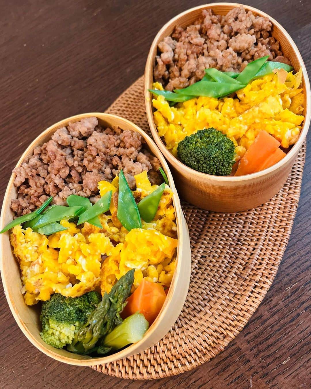 森田麻恵のインスタグラム：「おはようございます。  土曜日の今日は三食丼弁当🐣  お弁当おかずを考えてない日は、丼か麺に限る！  #お弁当　#お弁当記録  #obento #lunchbox #maeskitchen」