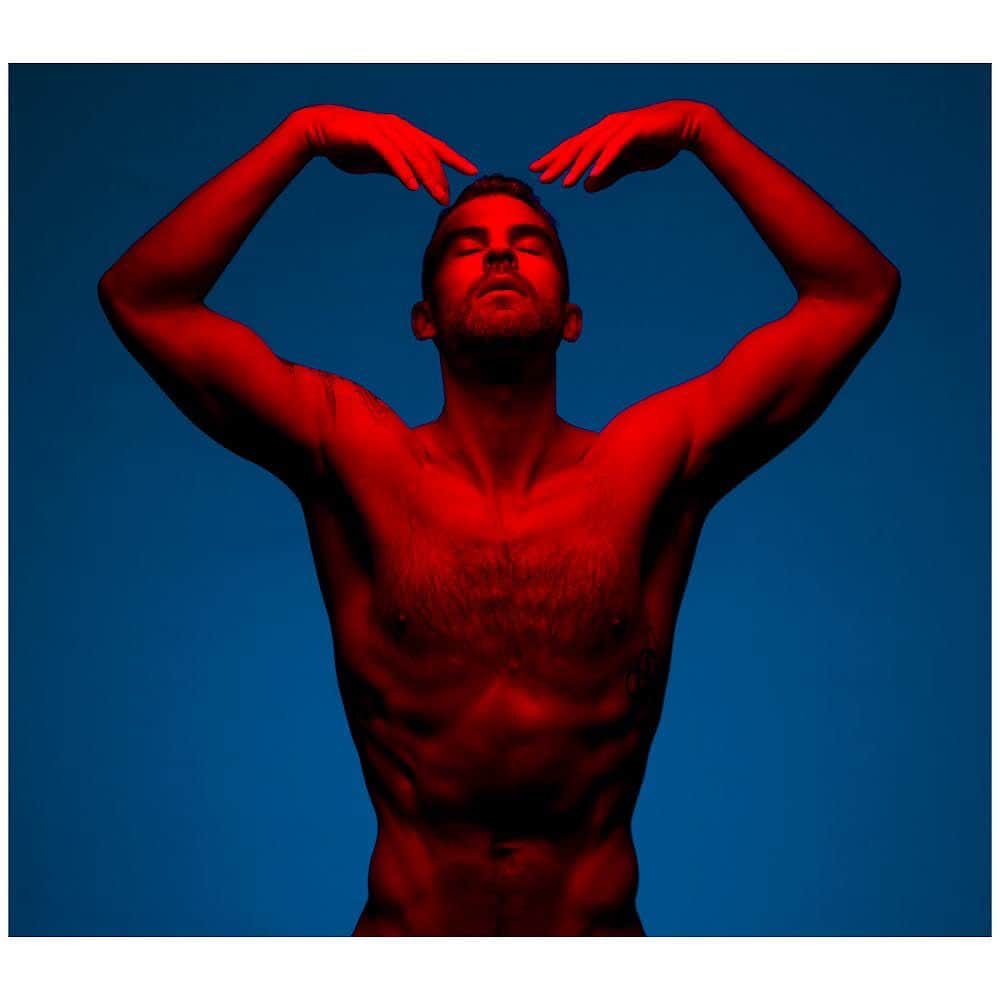 エリック・ラドフォードのインスタグラム：「Was listening to the new Sigur Ros album during this shoot. Thank you @asquaredphoto for capturing the feeling.  #photography #sigurros #glow #man #menphysique #body #art」