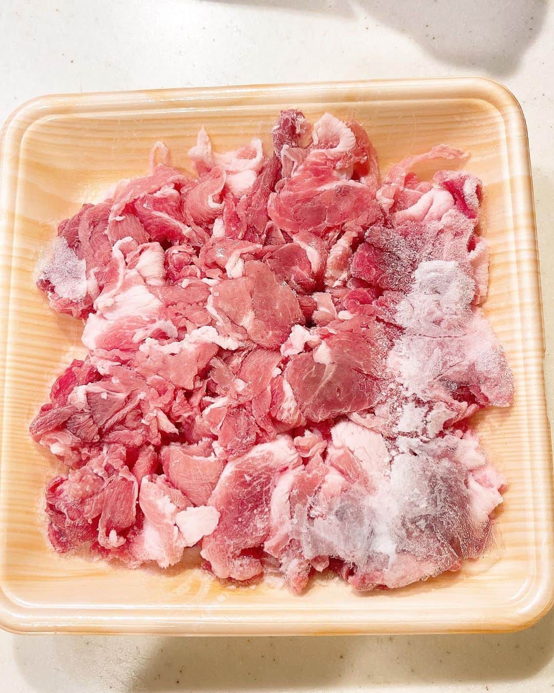 みきママさんのインスタグラム写真 - (みきママInstagram)「【冷凍肉からのカツ煮弁当です！！】  今朝、れんくん「今日弁当だから作って❗️」っさ。は❓  れんくん「あと30分後でる。」ってさ。お弁当のおかず、何にもないぞ。  あ、冷凍肉があった❗️いける❗️カツ煮にしよう🤩🤩🤩 　　  作り方はね、豚こま肉に塩を振って、片栗粉をつけて肉汁を閉じ込めたら、水をつけてからパン粉をつけて、蓋をして15分ほど両面蒸し焼きします。火が通ったら、切って、カツ丼と同じように作ったらできあがり〜😍😍😍  すると、れんくん「ありがとう。」ってさ。  もっと早く言えよ。あほー👹👹👹  #みきママ　#時短　#かつ丼 弁当 #カツ煮　#豚こま  #料理 　#豚こま #弁当　#冷凍 #冷凍弁当  #高校生 #男子弁当　 #japanesefood #obento #onigiri #japan」6月24日 8時29分 - mikimama_official