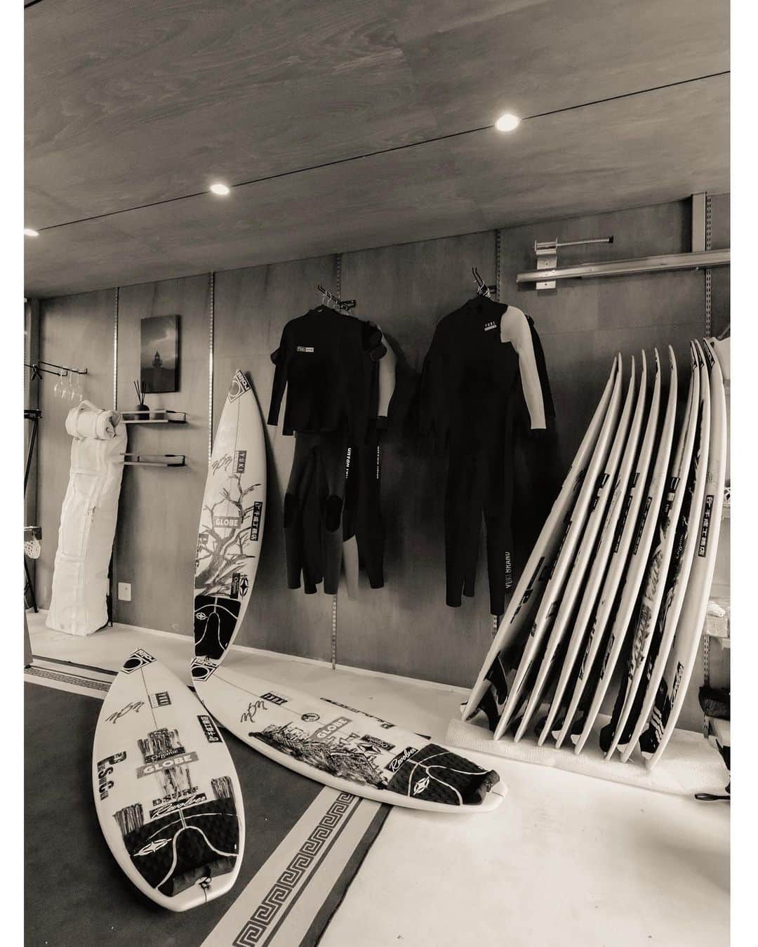 山中海輝さんのインスタグラム写真 - (山中海輝Instagram)「@ouchilovers.  サーフボードは波やその時の身体作りに合わせてミリ単位でサイズが違ってて。 ウエットスーツは海の中で最高のパフォーマンスを出すための機能性を備えつつデザインにも抜けがない。 リーシュコードやデッキパッチも少し細さや厚みが変わるだけで大きく感覚が変わって。  自分達プロサーファーも、その道のプロの支えがありこうして活動できています。」6月24日 8時31分 - kaikiyamanaka