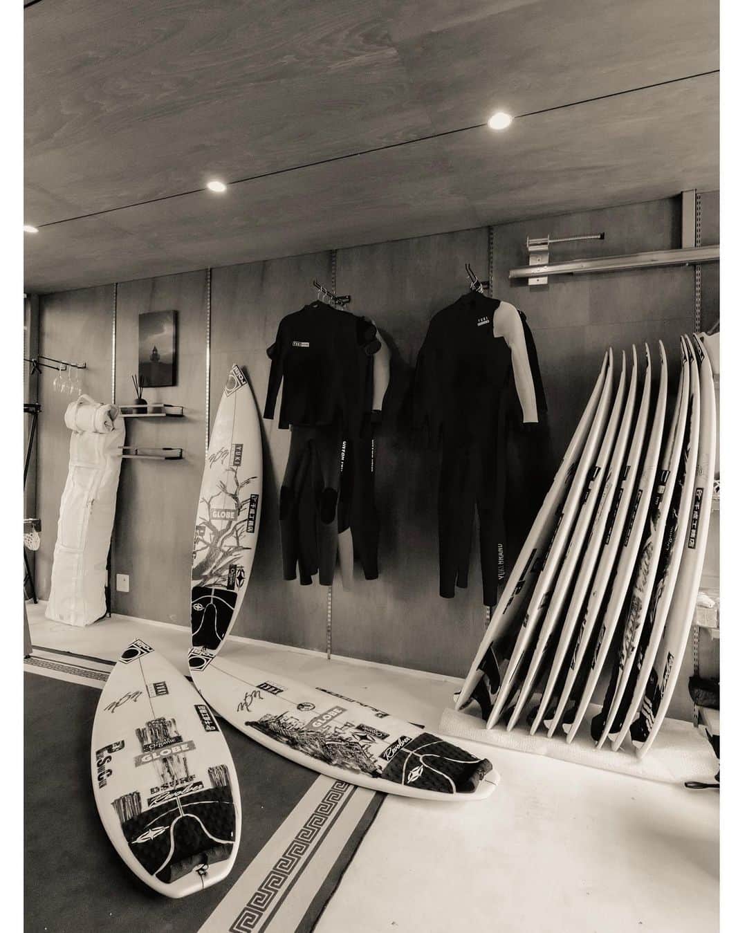 山中海輝のインスタグラム：「@ouchilovers.  サーフボードは波やその時の身体作りに合わせてミリ単位でサイズが違ってて。 ウエットスーツは海の中で最高のパフォーマンスを出すための機能性を備えつつデザインにも抜けがない。 リーシュコードやデッキパッチも少し細さや厚みが変わるだけで大きく感覚が変わって。  自分達プロサーファーも、その道のプロの支えがありこうして活動できています。」