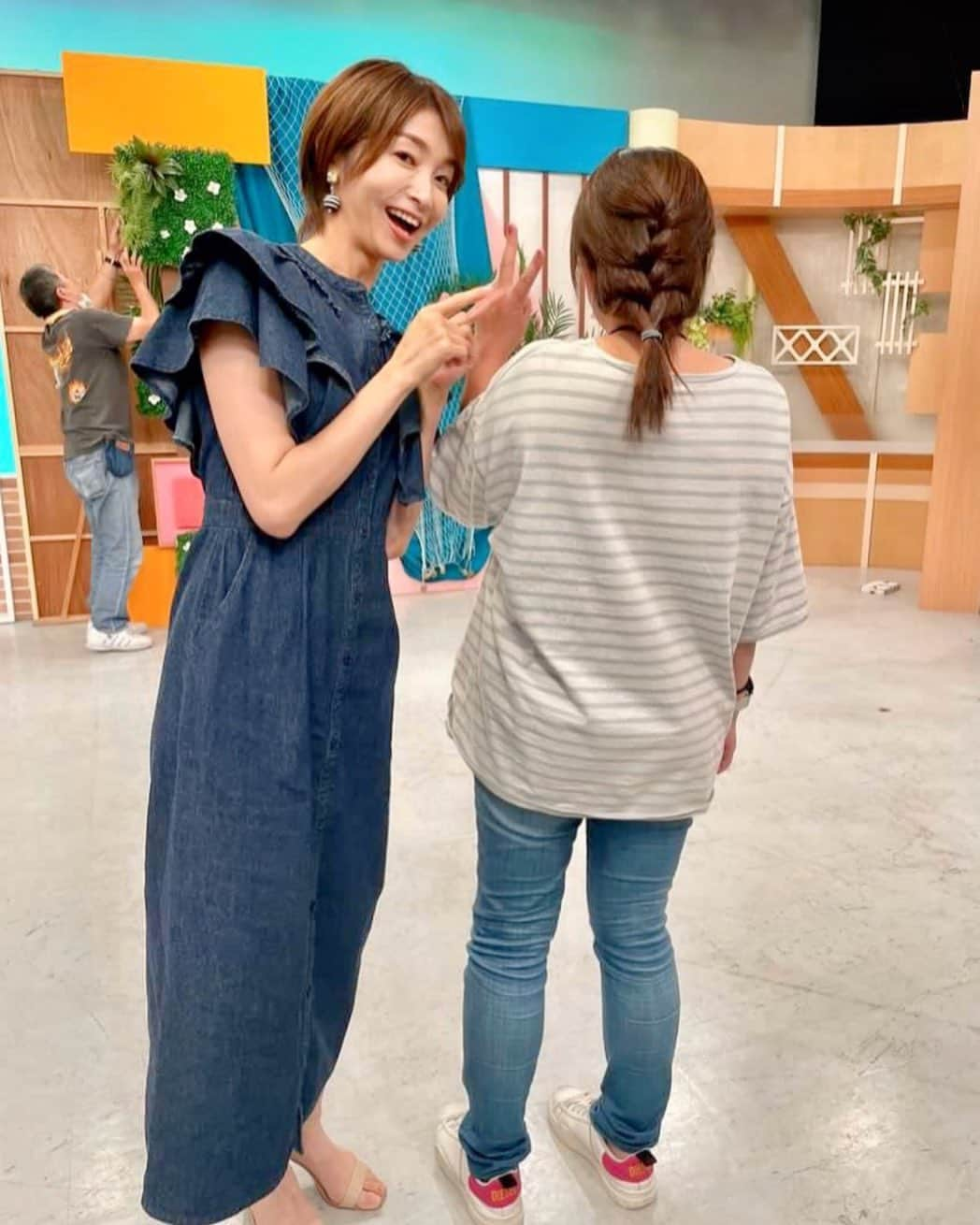 村田千弥さんのインスタグラム写真 - (村田千弥Instagram)「今週のきらきん🌟 メールテーマ「わたしのすごい人」はフロアディレクターのうーちゃんでした！  いろんな経験をしてきているので、 魚を捌いたり🐟 デパート並みのラッピングをしたり ディスプレイもお手のもの。  時代劇の現場や寺社仏閣のロケを数多く潜り抜けてきた頼もしい存在です。 (あと、ツッコミの速さと的確さもいつも見習いたいと思ってます💛)  いつも支えてもらって、 ありがとうございます🫶  #きらきん #kbs京都テレビ #生放送」6月24日 8時33分 - chr.0429