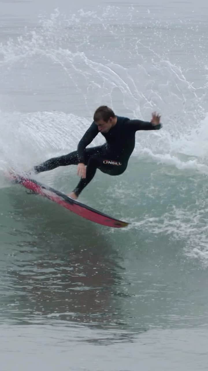 コロヘ・アンディーノのインスタグラム：「The small wave tstreet deal  🎥 @eetronn   🏄🏼 5’8 rad ripper black sheep technology off the rack」