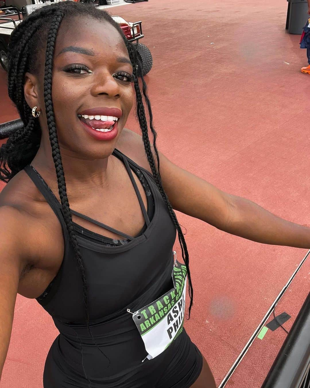 アシャ・フィリップのインスタグラム：「Race Day in Arkansas 🇺🇸A step in the right direction💫  #ontothenext #trackandfield #100m #redlipstick #redlips 💄」