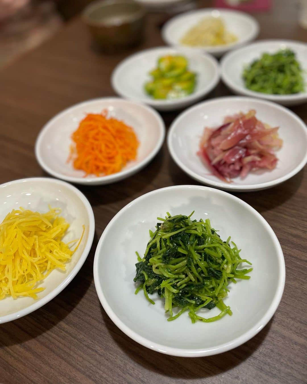小川薫さんのインスタグラム写真 - (小川薫Instagram)「【ホッホ】 . 季節のものを調理によってさらに 美味しく食べられる喜び。 人気店だった韓国料理ほうばのお母さんのお店。 北新地に移転される前の天満にあったときから 伺っているのでなんだか「ただいま」な気持ち。 食材を愛おしく大切にされている方の 料理ってあったかい。 . #ホッホ　#韓国料理　#大阪韓国料理 #salondeclover  #サロンドクローバー #小川薫 #料理研究家　#テーブルコーディネーター #堀江 #イタリアンレッスン　#料理教室　#料理教室大阪」6月24日 8時50分 - salondeclover