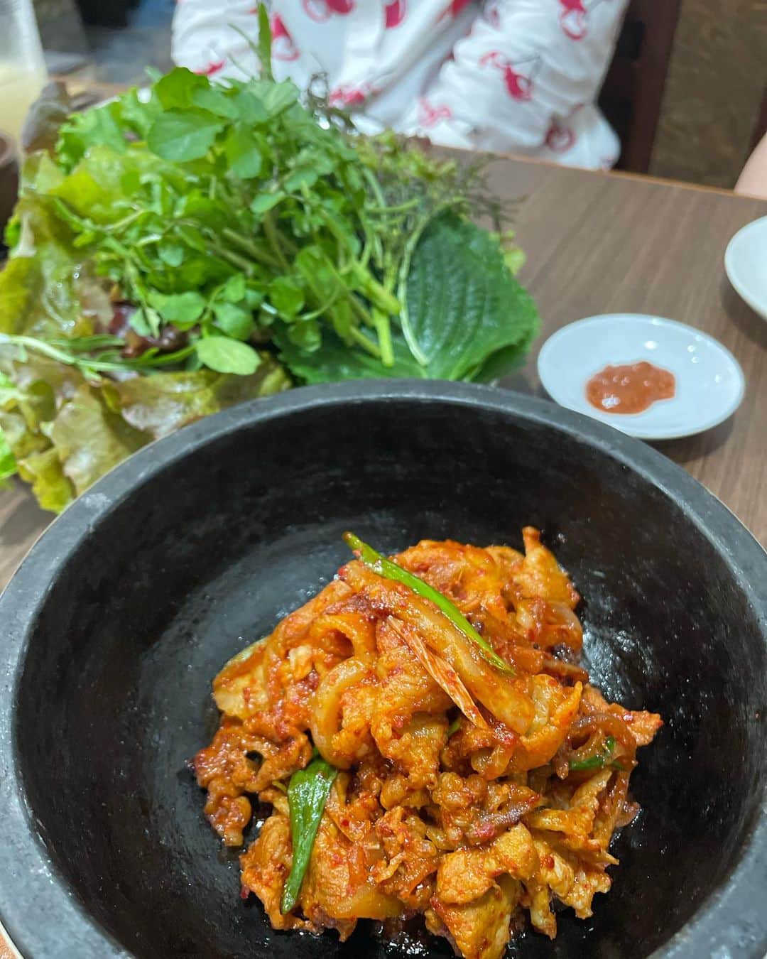 小川薫さんのインスタグラム写真 - (小川薫Instagram)「【ホッホ】 . 季節のものを調理によってさらに 美味しく食べられる喜び。 人気店だった韓国料理ほうばのお母さんのお店。 北新地に移転される前の天満にあったときから 伺っているのでなんだか「ただいま」な気持ち。 食材を愛おしく大切にされている方の 料理ってあったかい。 . #ホッホ　#韓国料理　#大阪韓国料理 #salondeclover  #サロンドクローバー #小川薫 #料理研究家　#テーブルコーディネーター #堀江 #イタリアンレッスン　#料理教室　#料理教室大阪」6月24日 8時50分 - salondeclover
