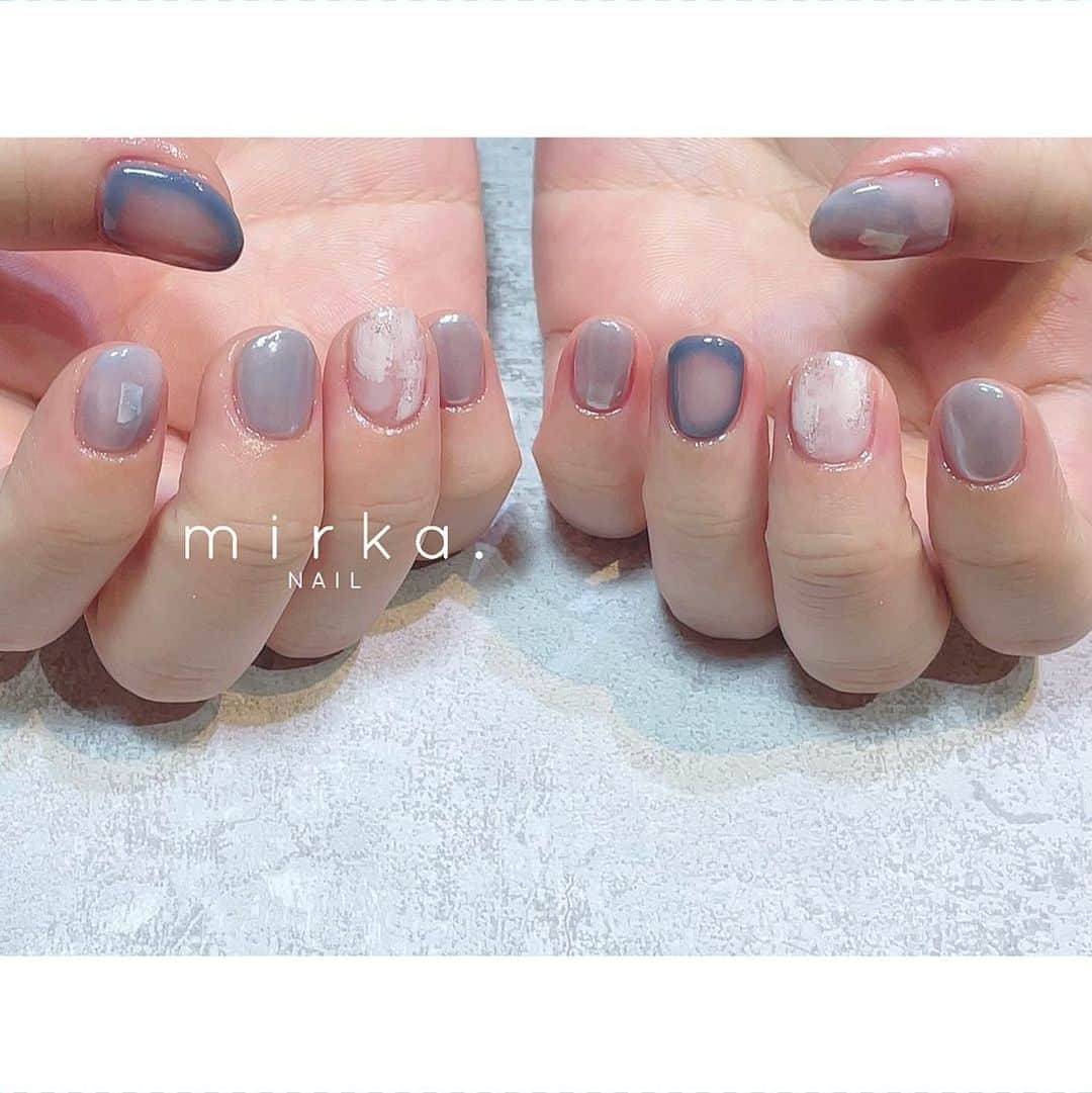 mirka. NAIL(ミルカネイル)のインスタグラム：「⁡ blue ꙳ ⁡ ⁡ ⁡ #mirkaおまかせネイル ⁡ ………………………………………………………… ⁡ ご予約、お問い合わせは LINE ID⇒ @mirka.nail (@含む)まで。 ⁡ ご新規様はハイライトの「ご案内」と「ご予約方法」を必ずお読みいただいてからご予約くださいますようお願いいたします。 空き状況や詳細はLINEの投稿からご確認ください。 ⁡ ⁡ ⁡ ⁡ #mirkanail#nails#nail#nailart#naildesign #ショートネイル#ネイルアート#ネイルデザイン#ネイル#大人ネイル#シンプルネイル#オフィスネイル#ニュアンスネイル#ナチュラルネイル#カジュアルネイル#ショートネイルデザイン#美甲#夏ネイル#夏ネイル2023 #プライベートサロン#プライベートネイルサロン#東京ネイルサロン#東京ネイル#江東区ネイルサロン#森下#清澄白河 ⁡」