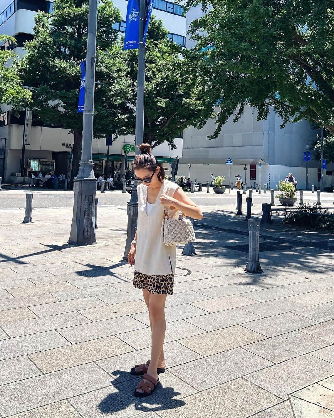 斎藤菜々子さんのインスタグラム写真 - (斎藤菜々子Instagram)「. 左手で抱っこして 左手で荷物持つ癖。  左利きだからか 体が左に歪みすぎて🫠🫠🫠🫠  . #左利き #サウスポー #ママファッション」6月24日 9時19分 - nanacoco.7