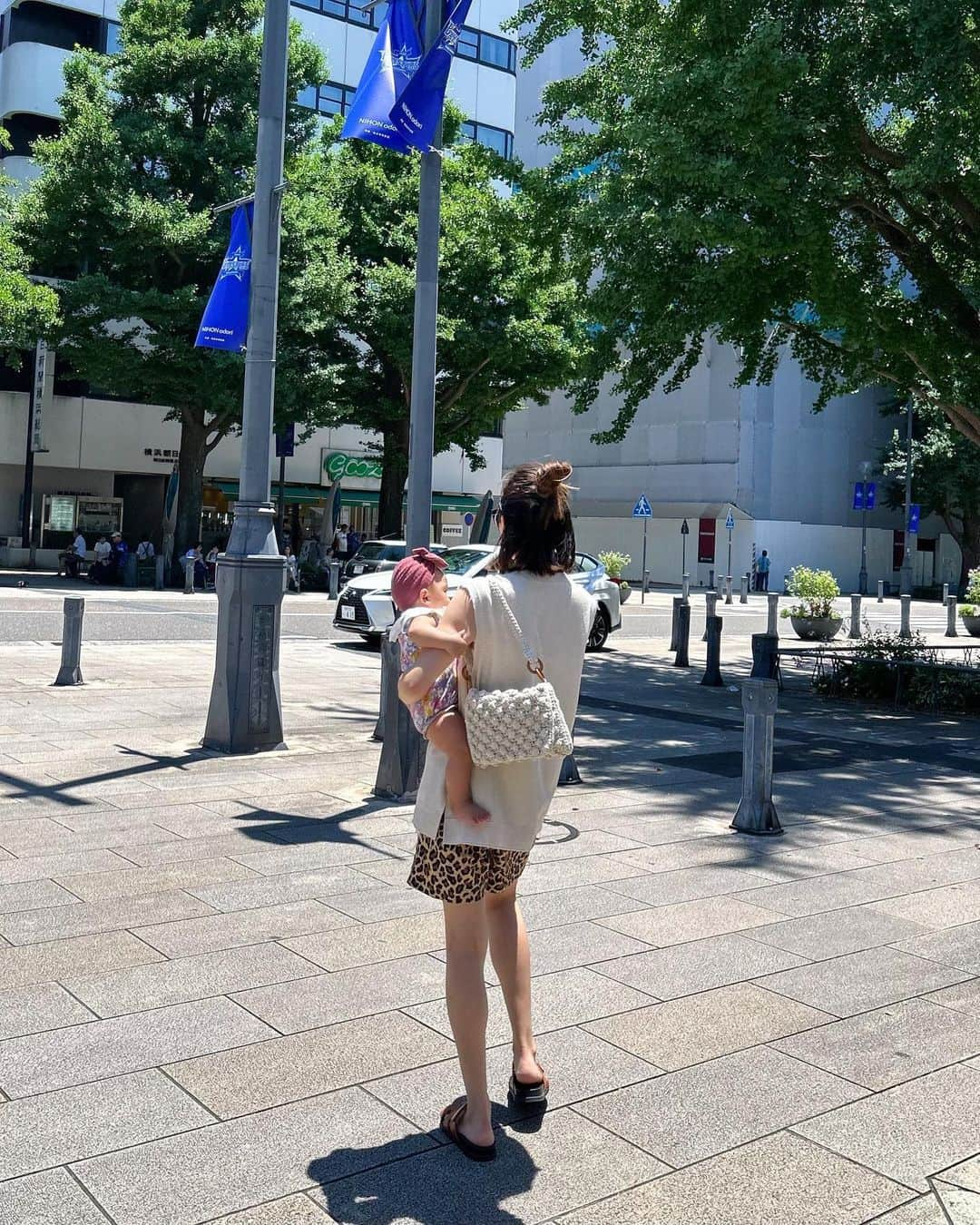 斎藤菜々子さんのインスタグラム写真 - (斎藤菜々子Instagram)「. 左手で抱っこして 左手で荷物持つ癖。  左利きだからか 体が左に歪みすぎて🫠🫠🫠🫠  . #左利き #サウスポー #ママファッション」6月24日 9時19分 - nanacoco.7