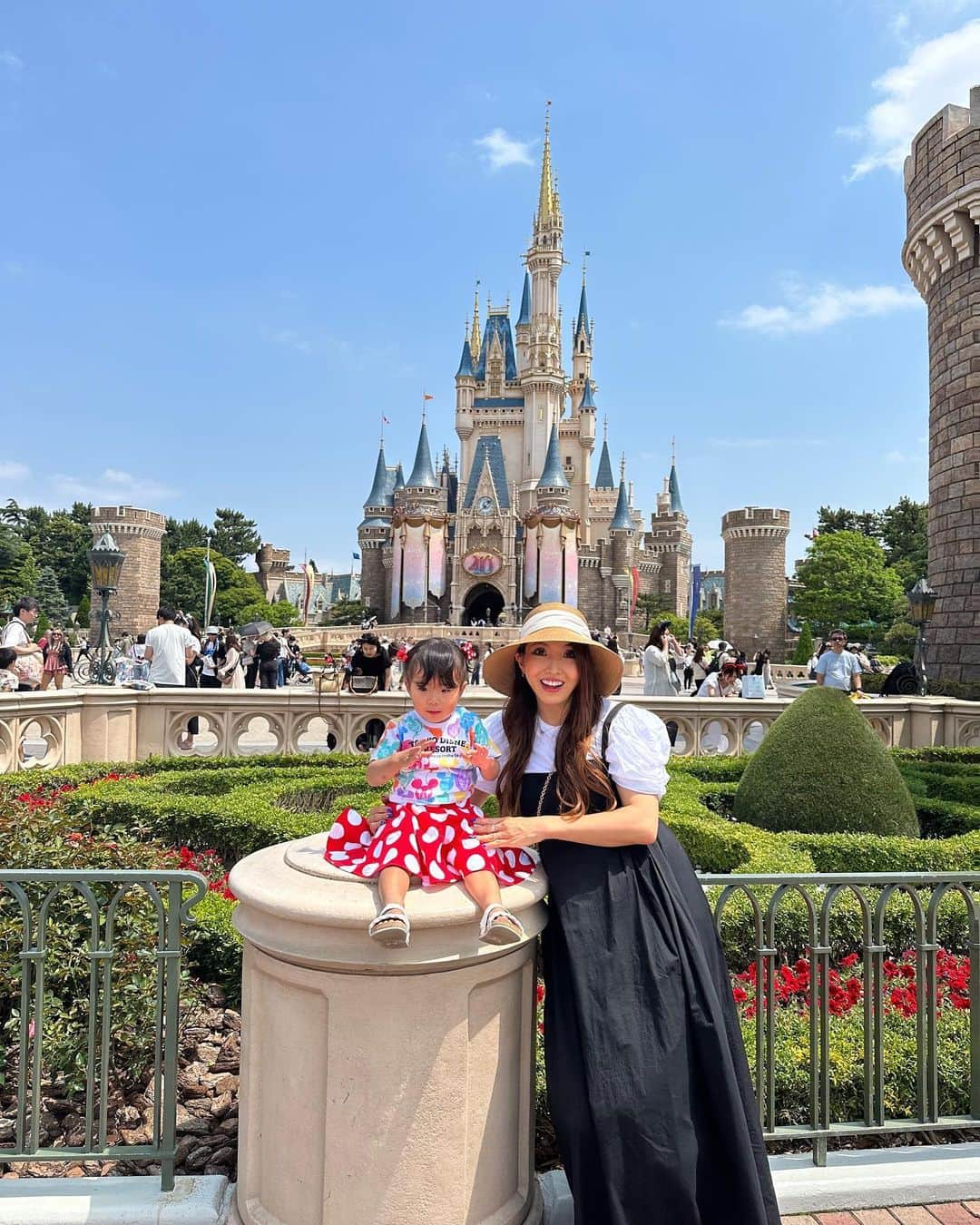 jun fitnessのインスタグラム：「子連れディズニー♡ 皆でオソロTシャツ着て可愛かった〜😍  今回結構混んでたけど、 たまたまミッキーのマジカルミュージックワールドのショーに 当選して、 よく知らなかったけどめちゃくちゃ良いショーだった🥰💓  @manamin_73.fit の上のお兄ちゃんが リナの面倒沢山見てくれて、リナもかなり懐いてた💓 @riyo.adachi ゆいピーもいつもリナの無理やりのハグに 耐えてくれててありがとう♡♡w  #baby#Babygirl#kids#2y#2月生まれ#女の子ママ#2歳#姉妹ママ#育児#子育て#ママライフ#妊婦ライフ#マタニティ#maternity#pregnant#安定期#妊娠8ヶ月#第二子妊娠中#2023年8月生まれ#29weekspregnant#Disneyland#子連れディズニー」