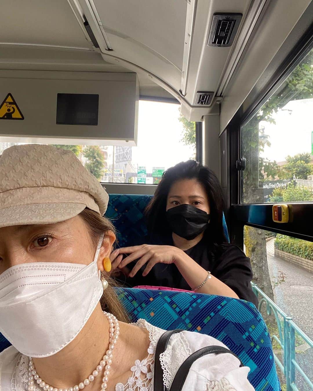 熊谷真実さんのインスタグラム写真 - (熊谷真実Instagram)「バスで現場へ。  写真撮ってると顔を隠すスガワラさん。笑笑  可愛いんです。  #熊谷真実 #マネージャースガワラちゃん #今日も楽しくお仕事です #渋谷のバス停わかりづらかった #もうすぐ着くよ」6月24日 9時12分 - mami_kumagai310