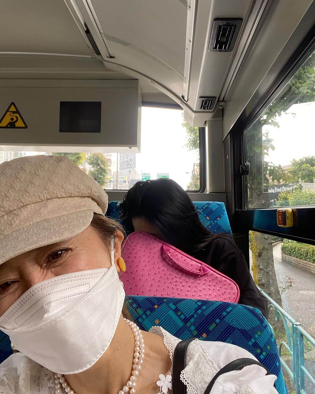 熊谷真実さんのインスタグラム写真 - (熊谷真実Instagram)「バスで現場へ。  写真撮ってると顔を隠すスガワラさん。笑笑  可愛いんです。  #熊谷真実 #マネージャースガワラちゃん #今日も楽しくお仕事です #渋谷のバス停わかりづらかった #もうすぐ着くよ」6月24日 9時12分 - mami_kumagai310