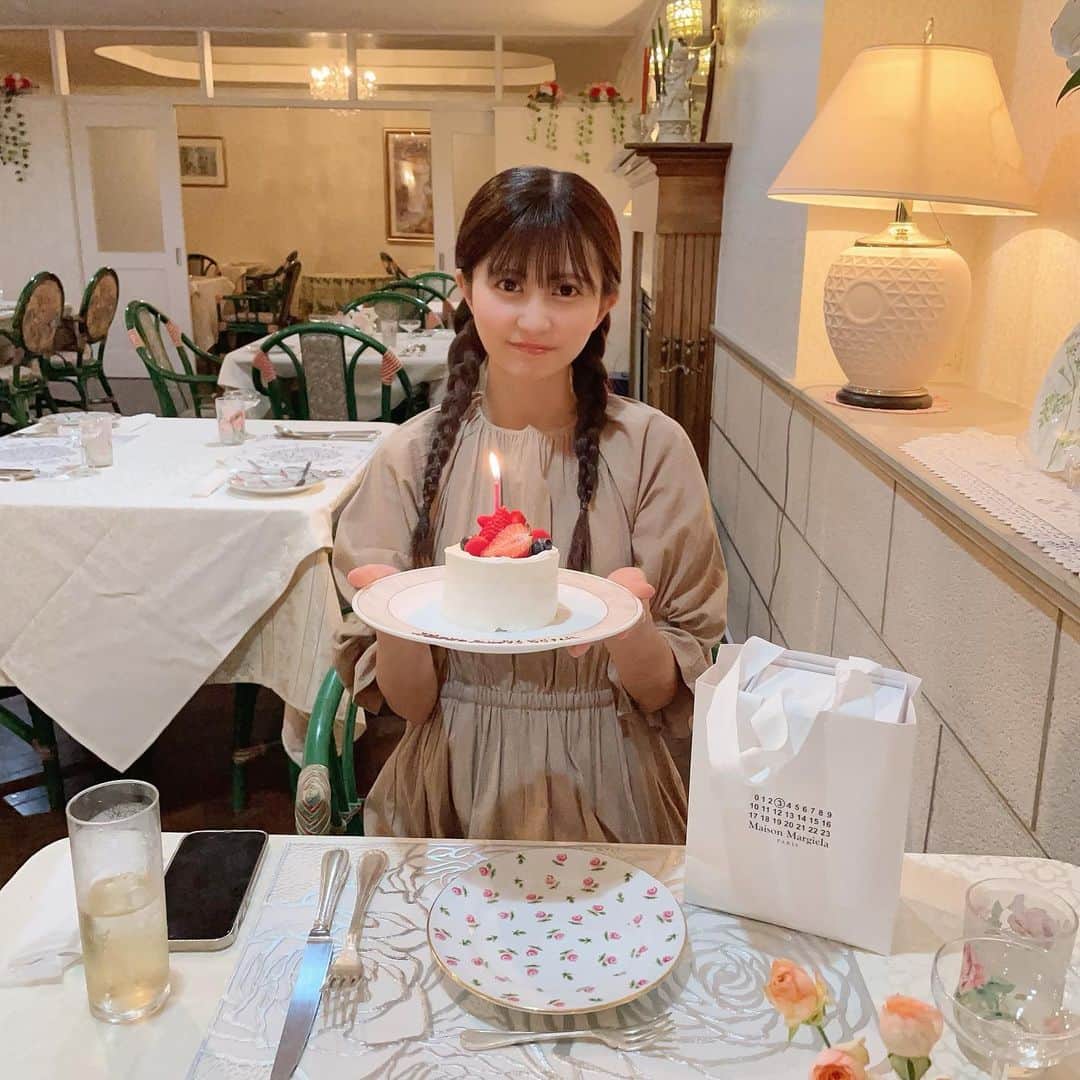 金澤有希さんのインスタグラム写真 - (金澤有希Instagram)「最後の写真は、 「私は、まだ鎌倉でお揃いで作った指輪つけてるよ」の図です。  会う頻度減ったけど 何も変わらぬ関係、いつまでも。  サプライズ有難う🤍  #誕生日サプライズ #誕生日ケーキ #東京バースデープレート」6月24日 9時17分 - yuuki_kanazawa0501