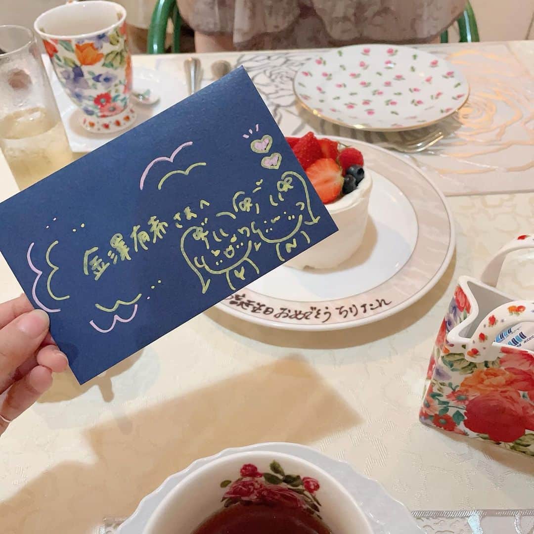 金澤有希のインスタグラム：「最後の写真は、 「私は、まだ鎌倉でお揃いで作った指輪つけてるよ」の図です。  会う頻度減ったけど 何も変わらぬ関係、いつまでも。  サプライズ有難う🤍  #誕生日サプライズ #誕生日ケーキ #東京バースデープレート」