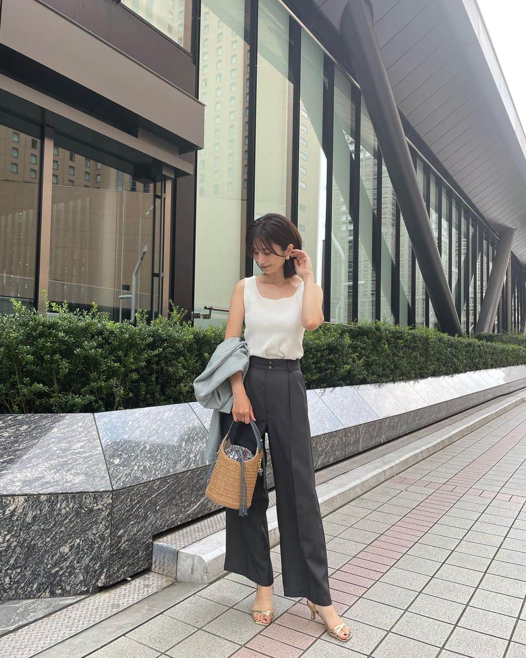 三笠 真由のインスタグラム：「⁡ とってもかわいいかごBagが @edist.store にて発売されたよ⭐︎ ⁡ チラりと見えるジャガードのポーチは取り外しができるのでシンプルに使う事も可能⭐︎  #ジャガード巾着付きラタン風バケツバッグ ¥8,690（税込）  10% off ¥7,821  ⁡ ⁡ 6/24 18:59まで期間限定10% off‼️ 初めてお買い物する方は 【STORE1】のクーポンコードでさらに¥1,000 offになりますよ♡ ぜひご利用ください✨ ⁡ ⁡ トップスとパンツもcoming soonです♡ ぜひ @edist.store フォローしてチェックしてください♡ ⁡ ⁡ ⁡ ⁡ #かごバッグ #大人カジュアル #大人カジュアルコーデきれいめコーデ #きれいめカジュアル　#オフィスカジュアル #40代コーデ #アラフォーママ #40代ママ #ボブヘア #ボブ女子 #エディクロコーデグランプリ2023」