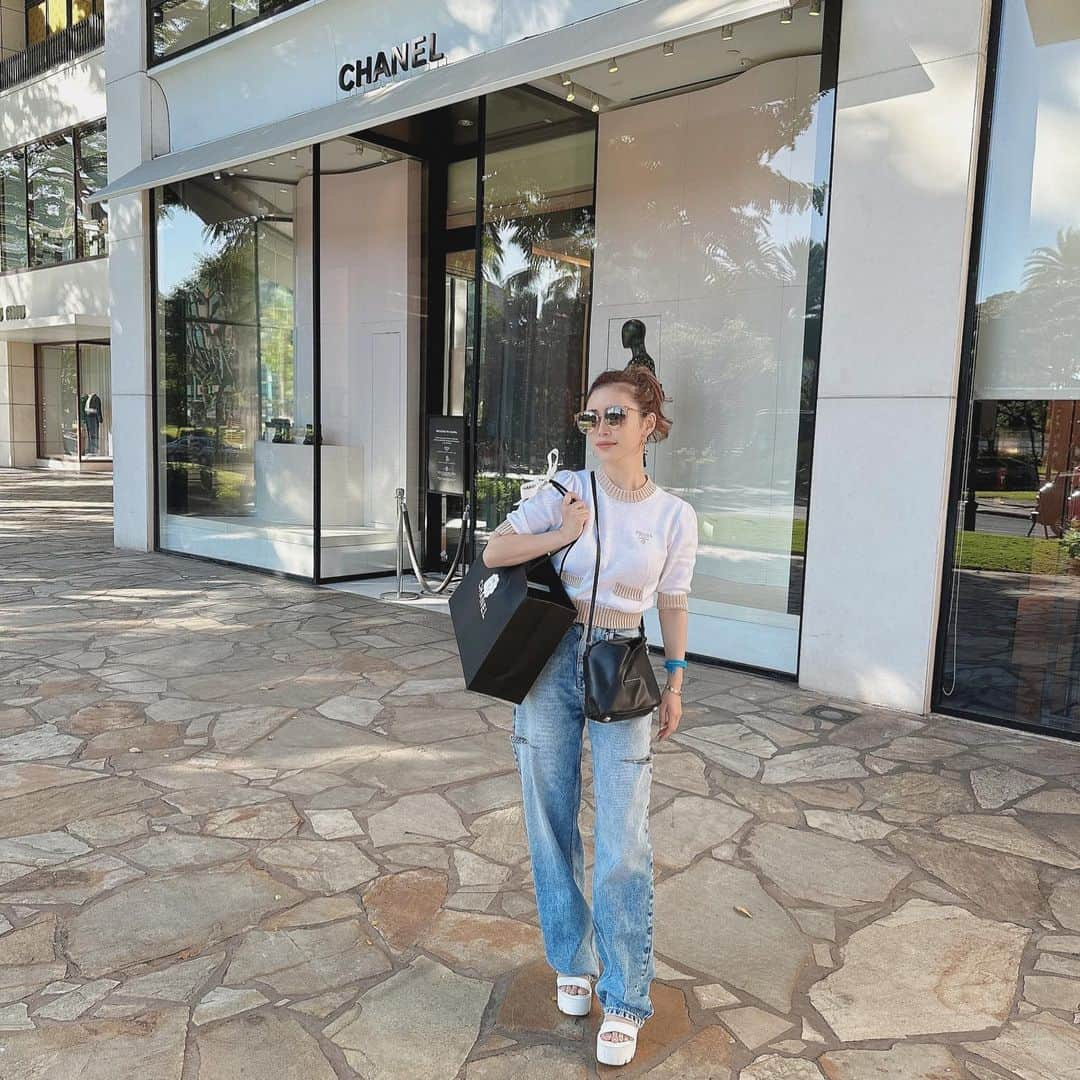 れいさんのインスタグラム写真 - (れいInstagram)「. . #ワイキキストリート 🌺🏖️☀️ . . #hawaii  #waikiki  #chanel  #ハワイ  #ワイキキ  #ワイキキショッピング」6月24日 9時24分 - reirei05200101