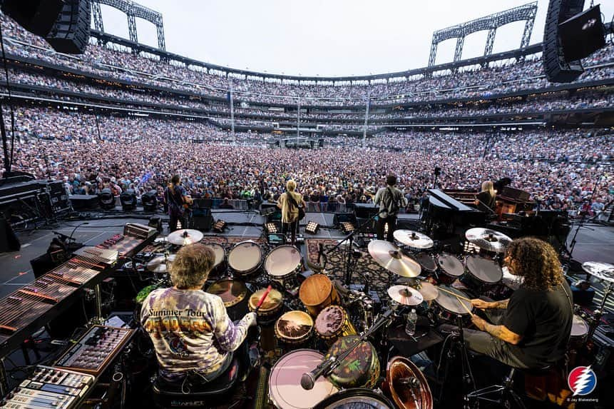 ジョン・メイヤーさんのインスタグラム写真 - (ジョン・メイヤーInstagram)「I’ll never forget these two NYC plays at @citifield. Since I’m in a sports mood, let’s look at it by the numbers: we performed four sets of music over two nights, and I played 75% of it while standing upright. Number of photographers: four. (Each photo tagged with credit.) Series MVPs: @lindor12bc for his friendship and hospitality, and the @mets organization for taking such wonderful care of me and one of their biggest fans: my dad. The music floated, the band was jelled the entire time, and not a single moment of music was taken for granted. We’re leaving it all on the field this tour… thank you NYC for these and all the other shows we’ve played here. ♥️♥️⚡️N F A ⚡️♥️♥️」6月24日 9時26分 - johnmayer