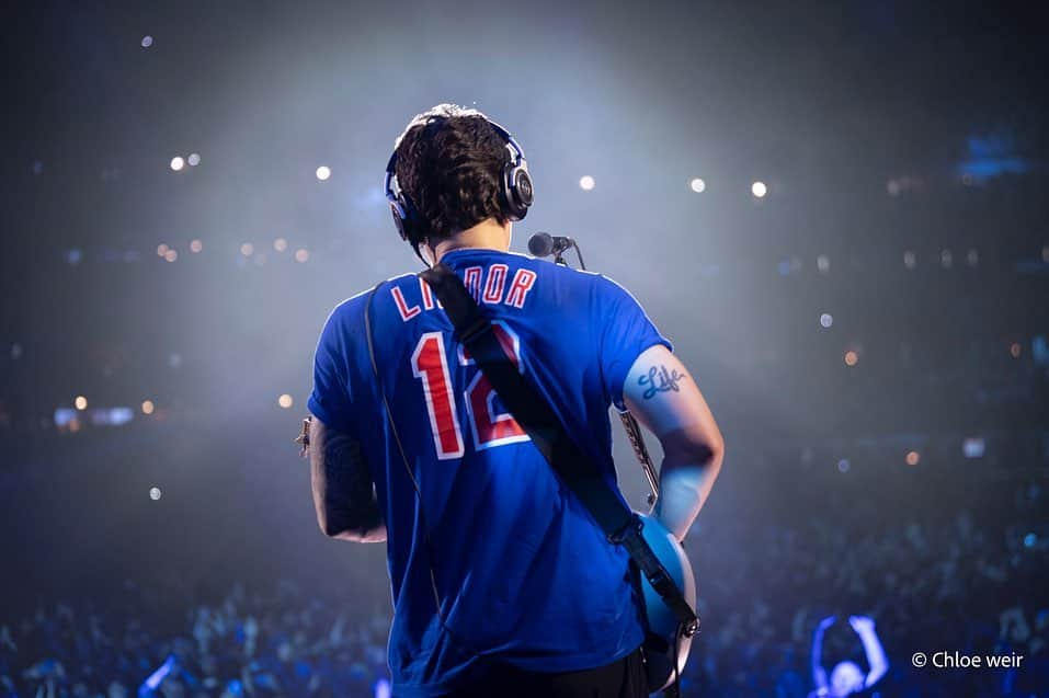 ジョン・メイヤーさんのインスタグラム写真 - (ジョン・メイヤーInstagram)「I’ll never forget these two NYC plays at @citifield. Since I’m in a sports mood, let’s look at it by the numbers: we performed four sets of music over two nights, and I played 75% of it while standing upright. Number of photographers: four. (Each photo tagged with credit.) Series MVPs: @lindor12bc for his friendship and hospitality, and the @mets organization for taking such wonderful care of me and one of their biggest fans: my dad. The music floated, the band was jelled the entire time, and not a single moment of music was taken for granted. We’re leaving it all on the field this tour… thank you NYC for these and all the other shows we’ve played here. ♥️♥️⚡️N F A ⚡️♥️♥️」6月24日 9時26分 - johnmayer